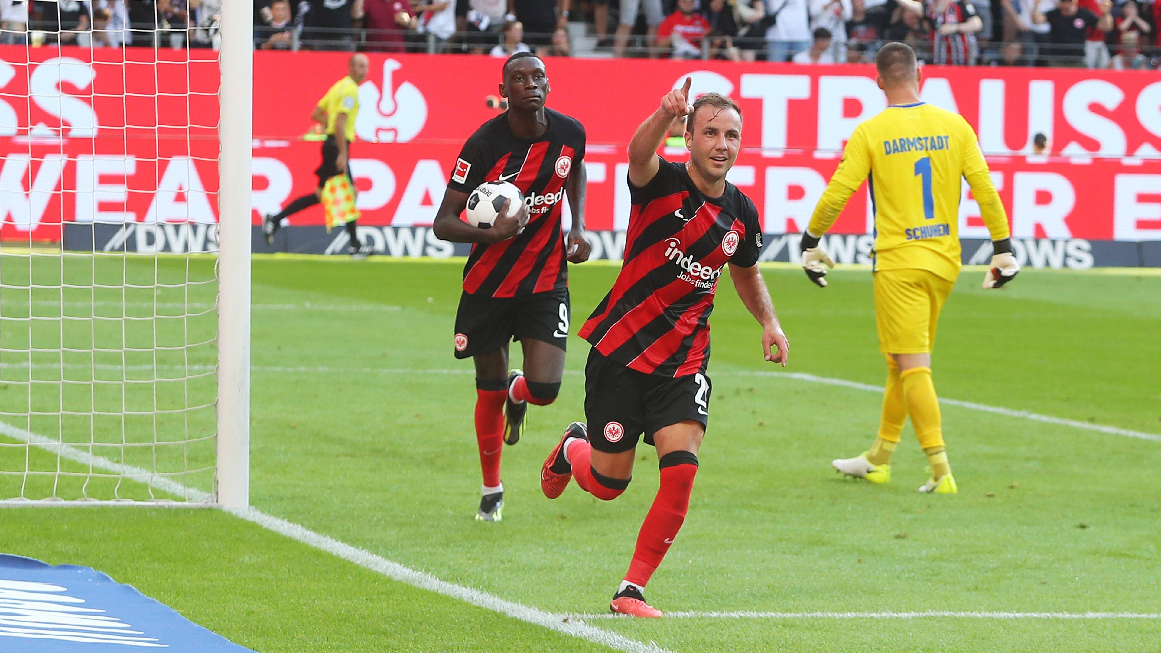 20.08.2023, Fussball 1.Bundesliga, Eintracht Frankfurt - SV Darmstadt 98, Randal Kolo Muani und Mario Götze jubeln nach dem Treffer zum 1:0