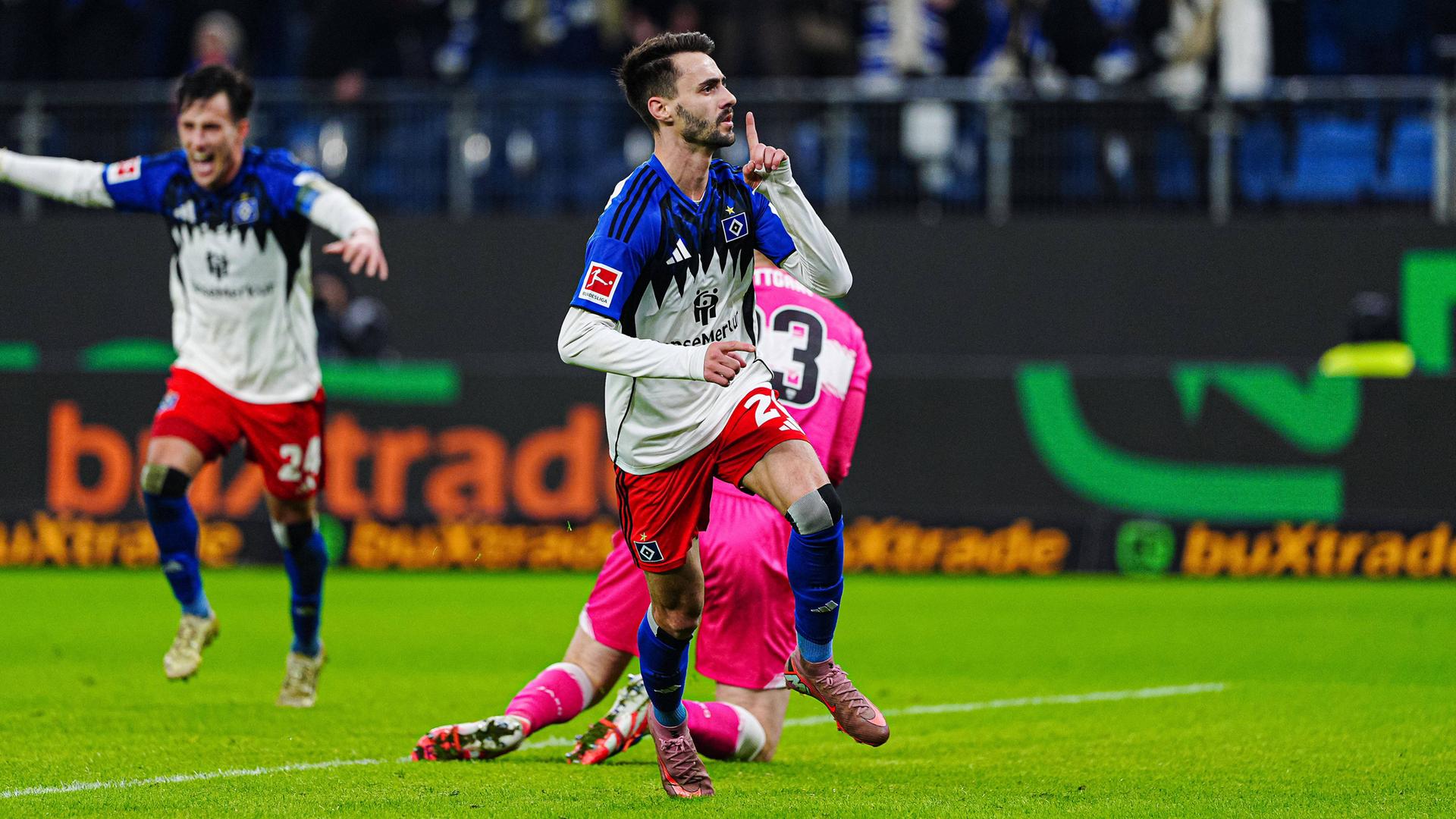 Hamburgs Mittelfeldspieler Fabio Vieira jubelt nach seinem Treffer zum 2:1 gegen den VFB Stuttgart