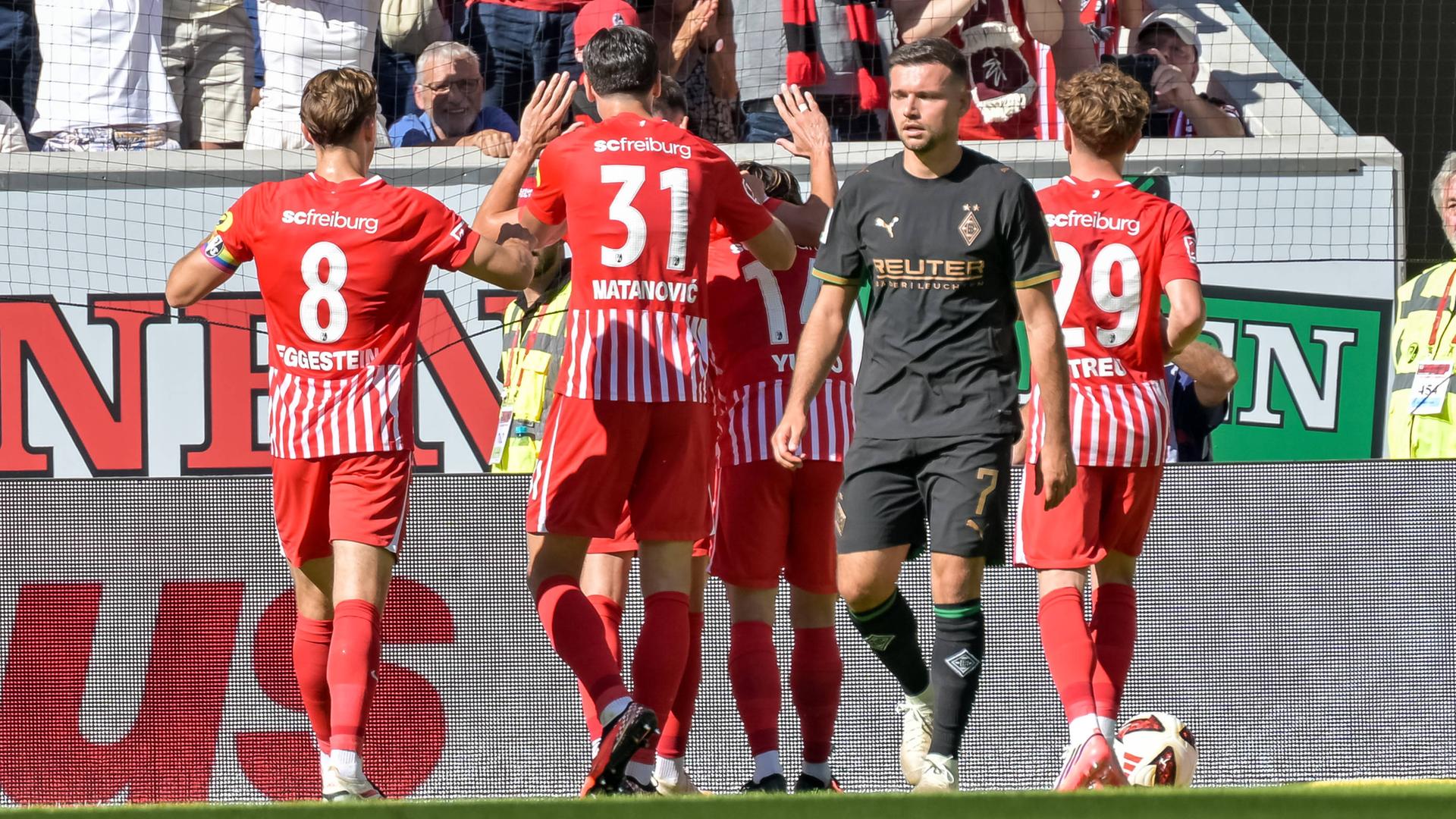 Die Spieler des SC Freiburg jubeln zusammen vor ihren Fans nach dem Tor zum 1:0 durch Yannik Engelhardt
