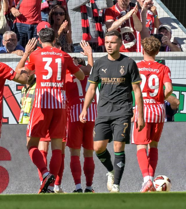 Die Spieler des SC Freiburg jubeln zusammen vor ihren Fans nach dem Tor zum 1:0 durch Yannik Engelhardt
