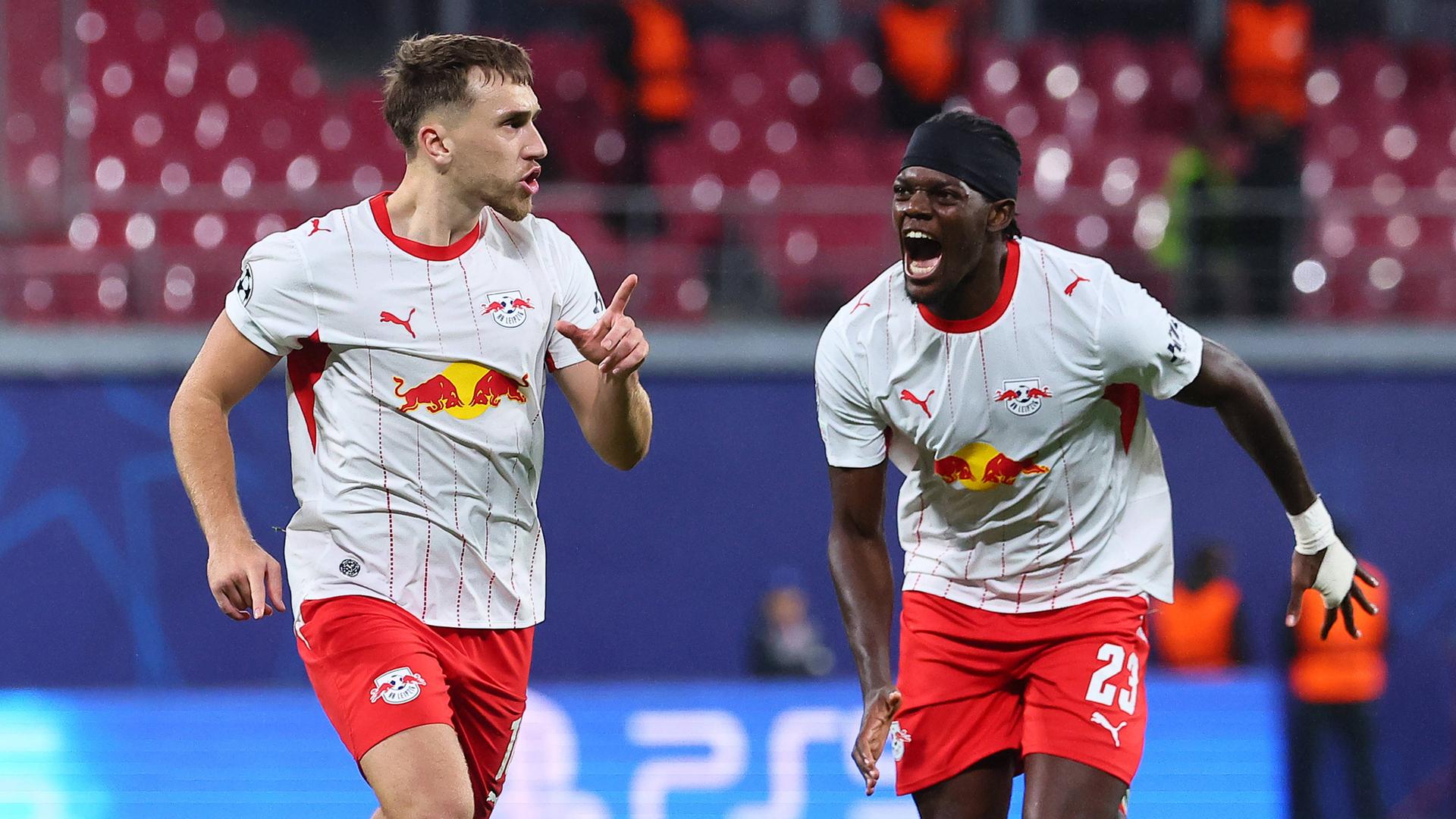 Leipzigs Torschütze Brajan Gruda jubelt nach seinem Treffer zum 1:0 gegen PSV Eindhoven gemeinsam mit seinem Teamkollegen Castello Lukeba.