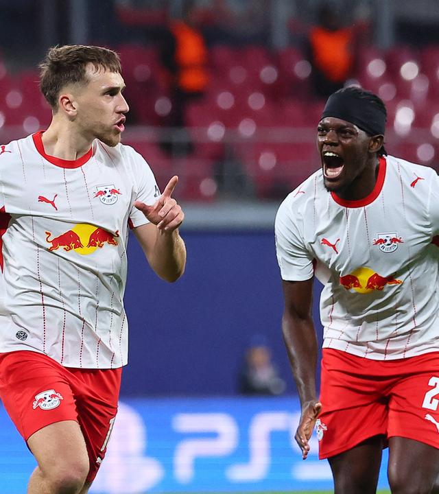 Leipzigs Torschütze Brajan Gruda jubelt nach seinem Treffer zum 1:0 gegen PSV Eindhoven gemeinsam mit seinem Teamkollegen Castello Lukeba.