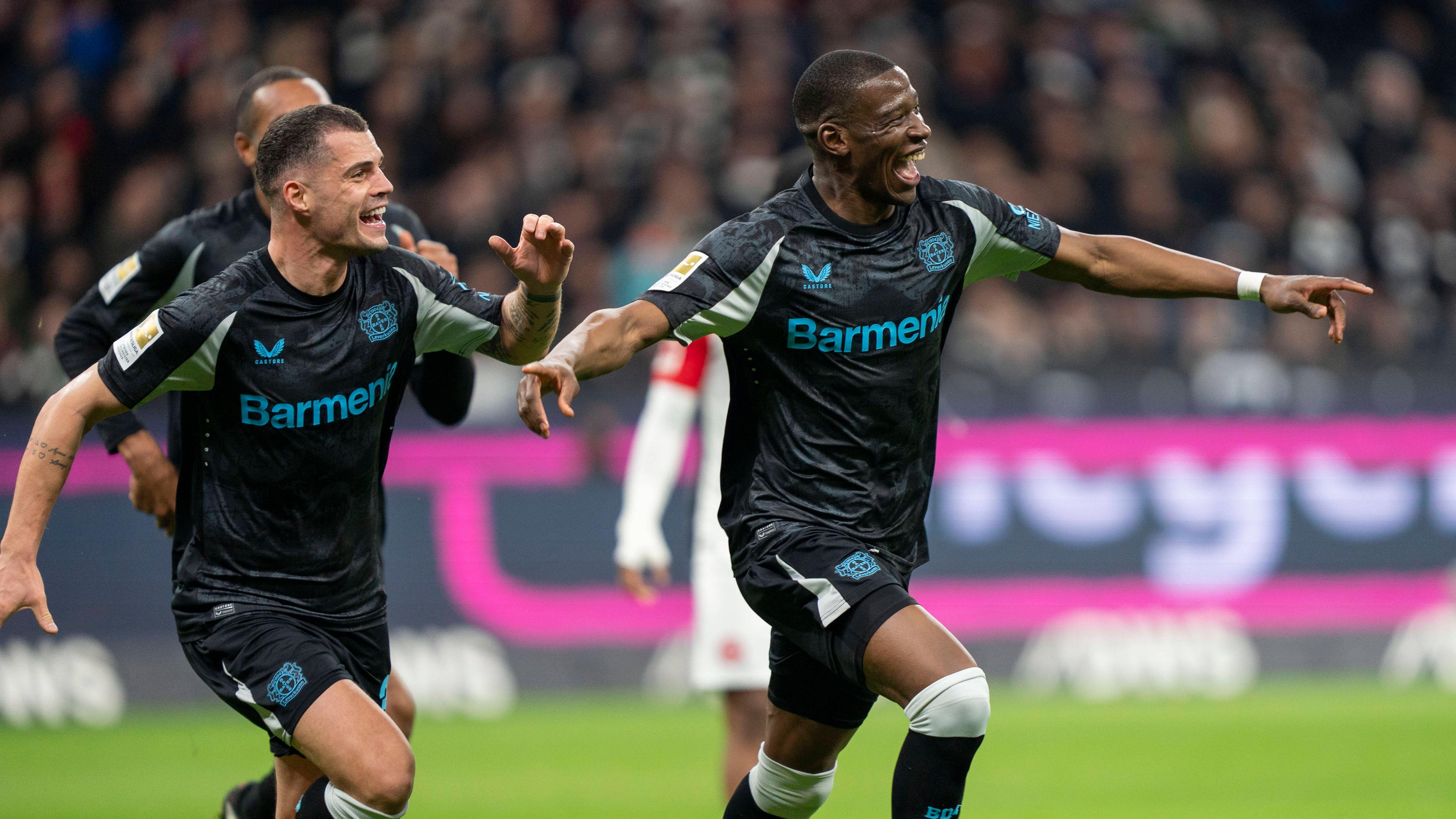 Gate à travers Nordi Mukiele (Bayer 04 Leverkusen, 23) à 0-2. À gauche Granit Xhaka (Bayer 04 Leverkusen, 34).