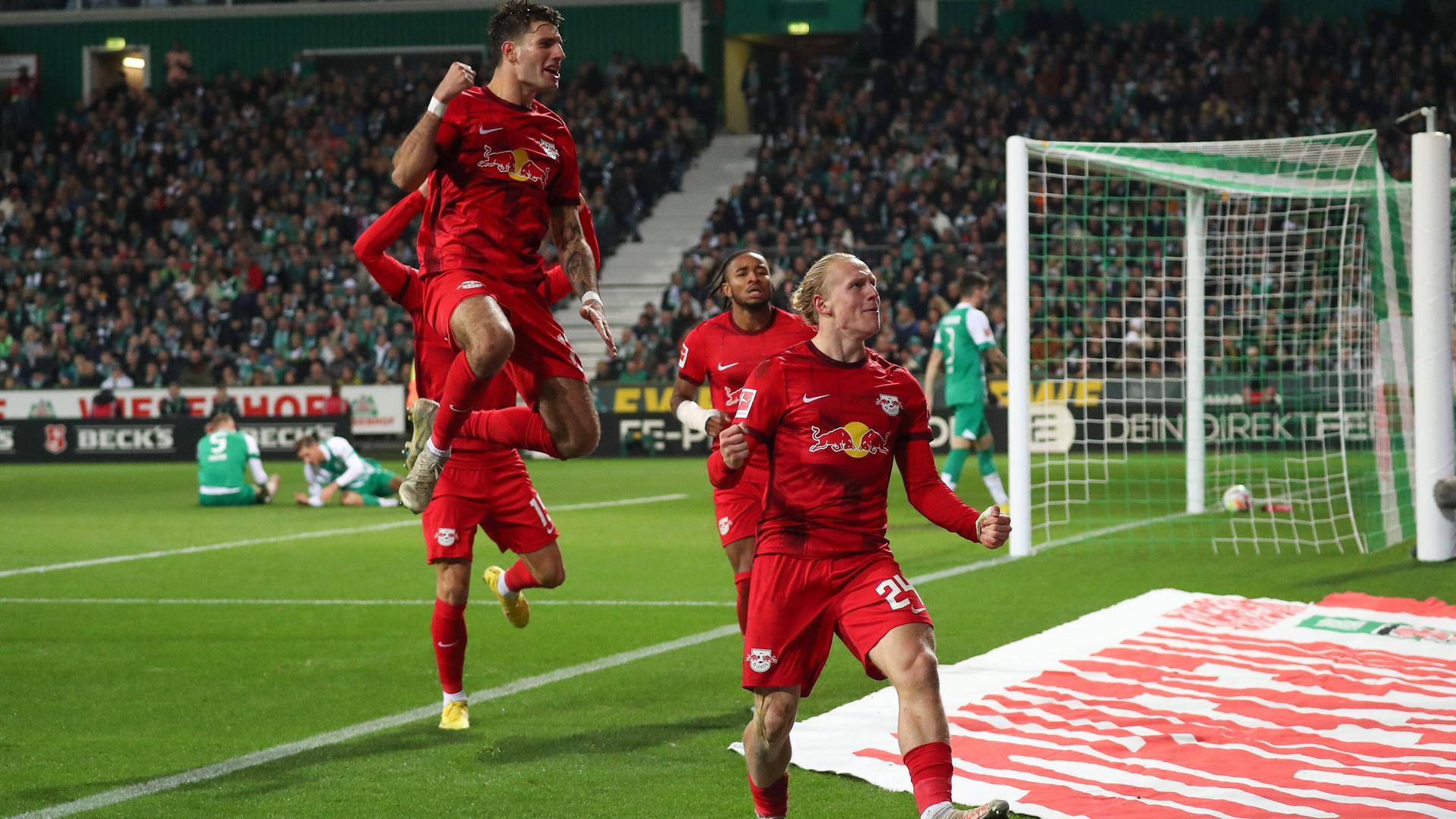 1.Bundesliga, 12.11.2022, SV Werder Bremen - RB Leipzig, Leipziger jubeln nach dem Treffer zum 2:1 durch Xaver Schlager