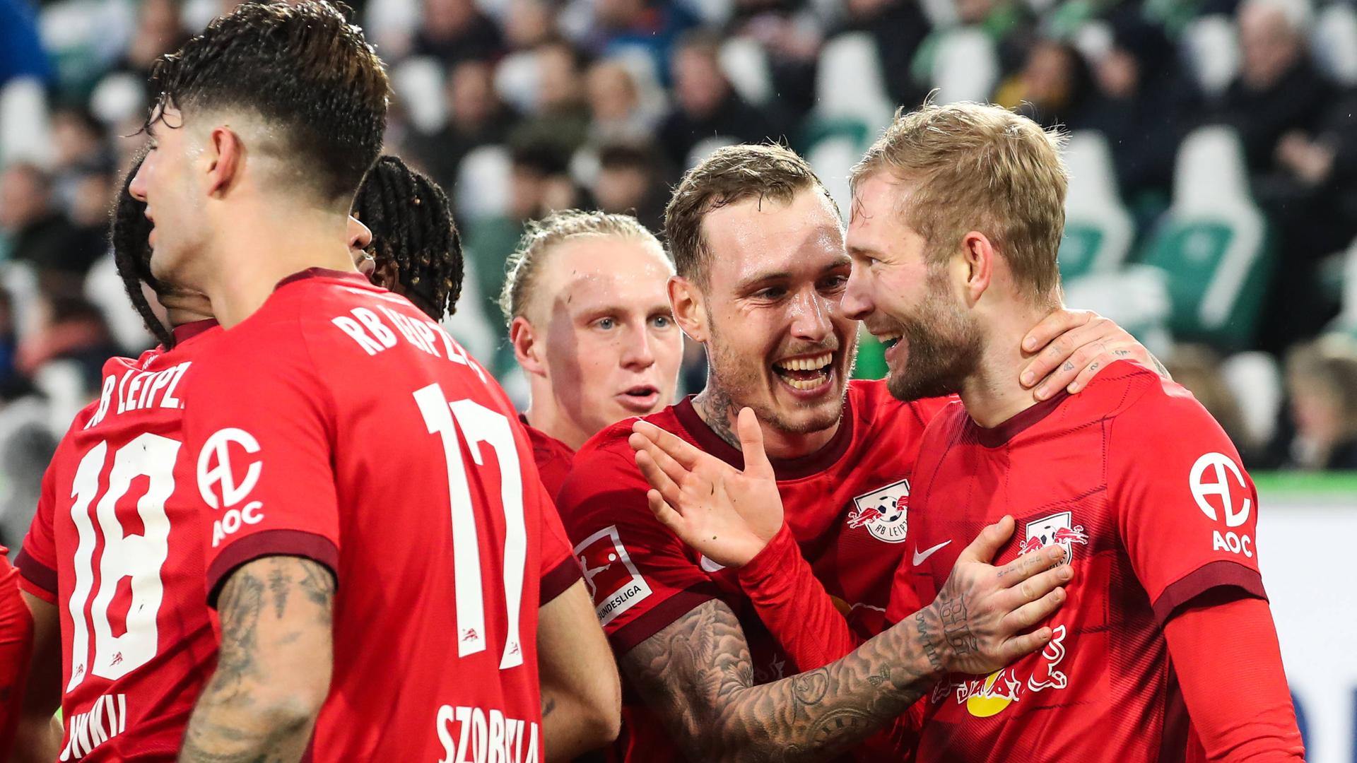 18.02.2023 Volkswagen Arena in Wolfsburg, VfL Wolfsburg vs RB Leipzig, Leipziger jubeln nach dem Tor zum 2:0 durch Konrad Laimer