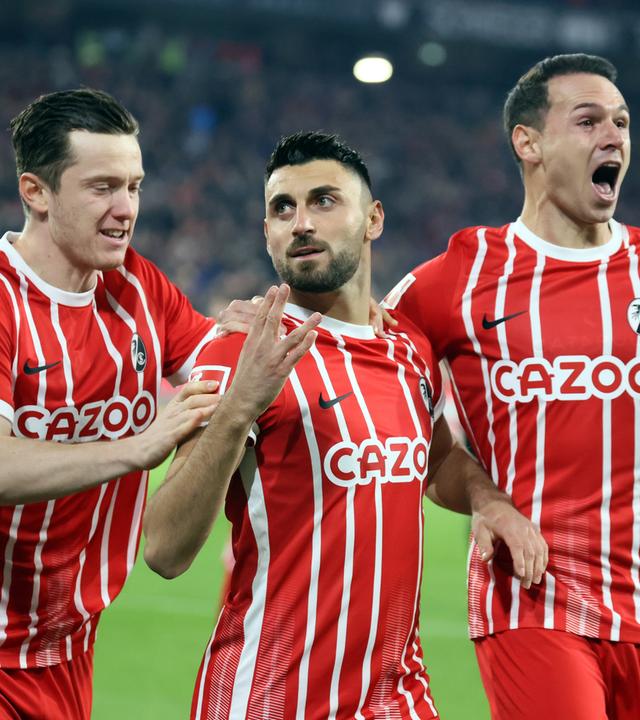 13.11.22 SC Freiburg - 1. FC Union Berlin, 13.11.2022, die Freiburger Michael Gregoritsch, Nicolas Höfler und Vincenzo Grifo jubeln nach Grifos Treffer zum 1:0