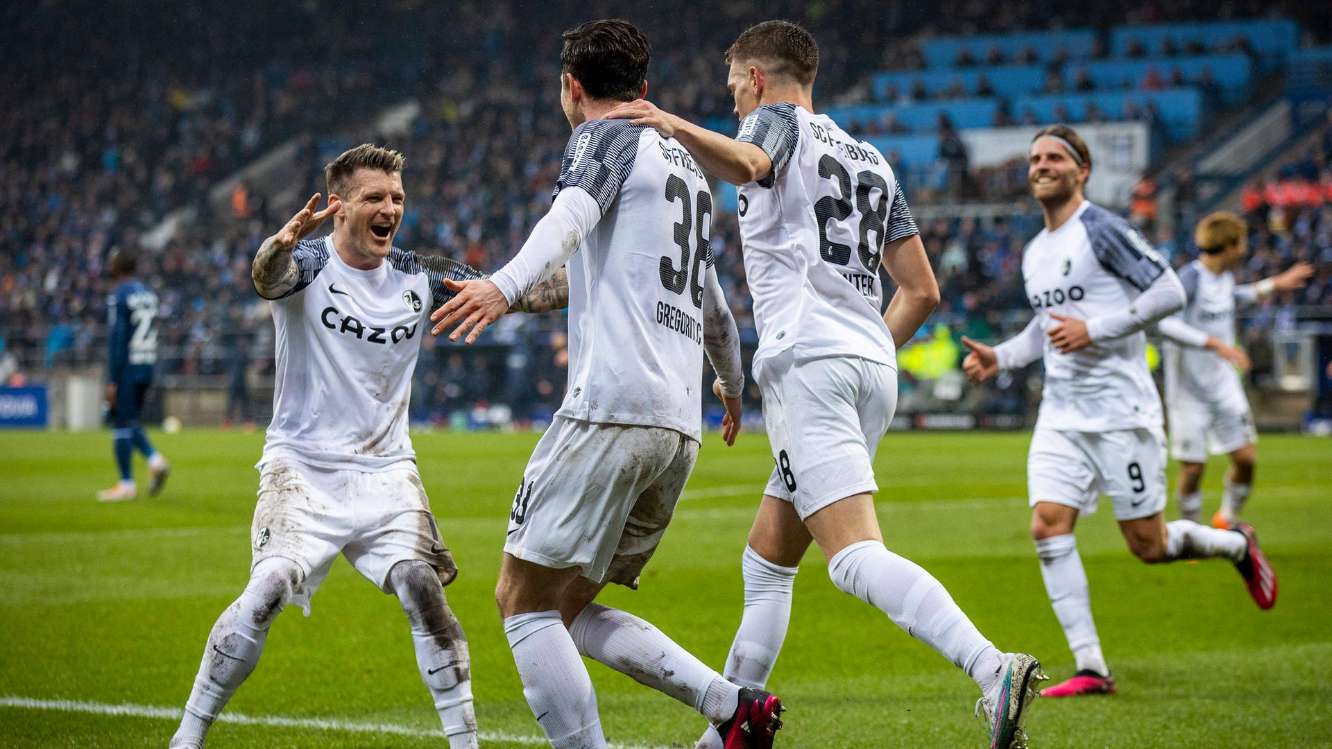 VfL Bochum 1848 vs. SC Freiburg am 18.02.2023, Freiburger Jubeln nach dem 1:0 gegen Bochum durch Michael Gregoritsch