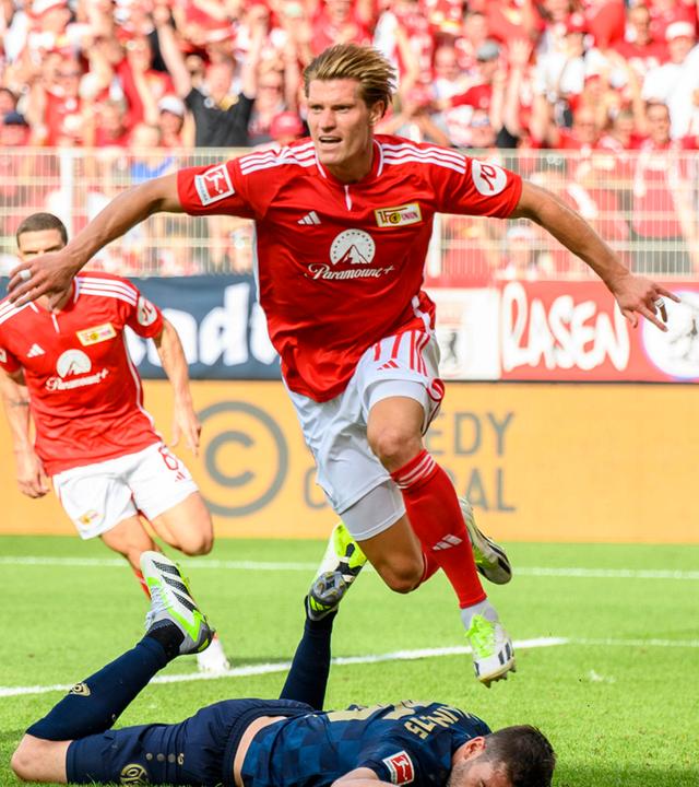 aison 2023/2024, 1. Bundesliga (1. Spieltag), 1. FC Union Berlin - 1. FSV Mainz 05, der Berliner Kevin Behrens jubelt nach seinem Kopfballtor zum 3:1