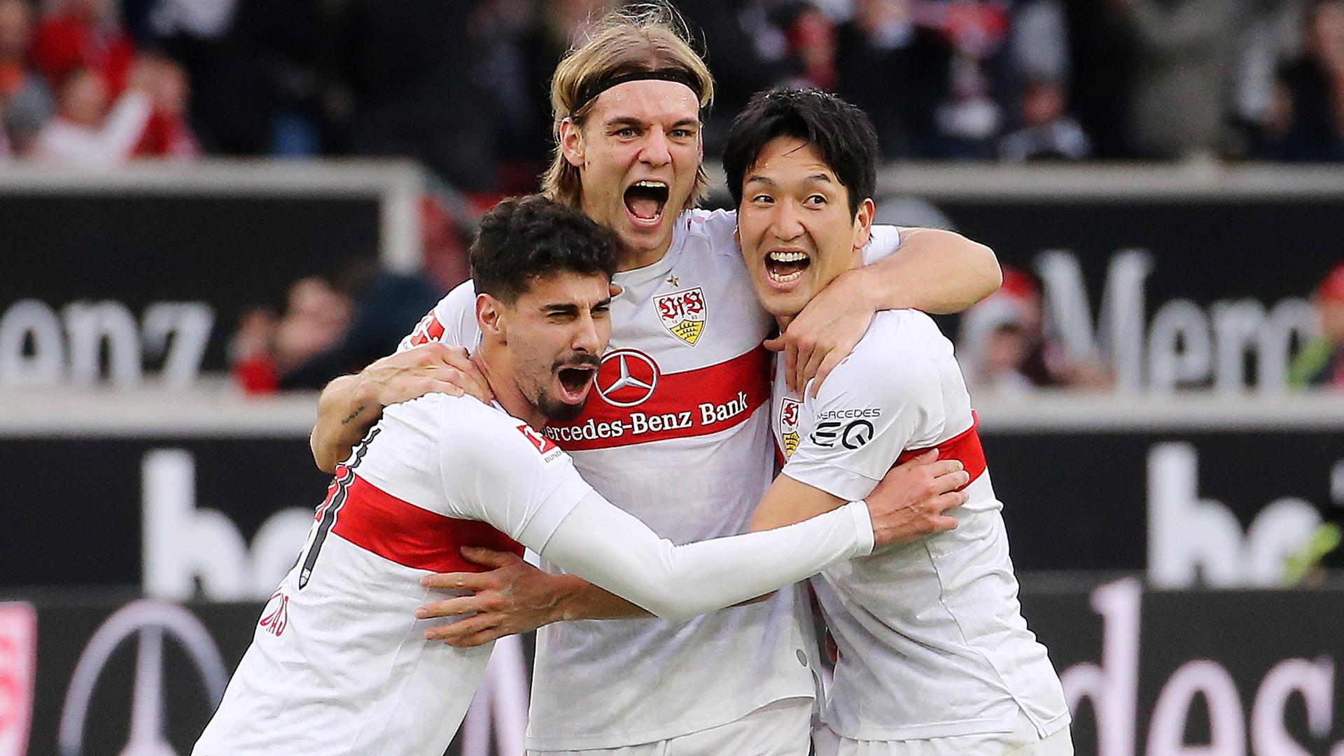 VfB Stuttgart vs. 1.FC Köln, 18.02.2023, Torschütze Borna Sosa bejubelt mit seinen Teamkameraden sein Tor zum 2:0