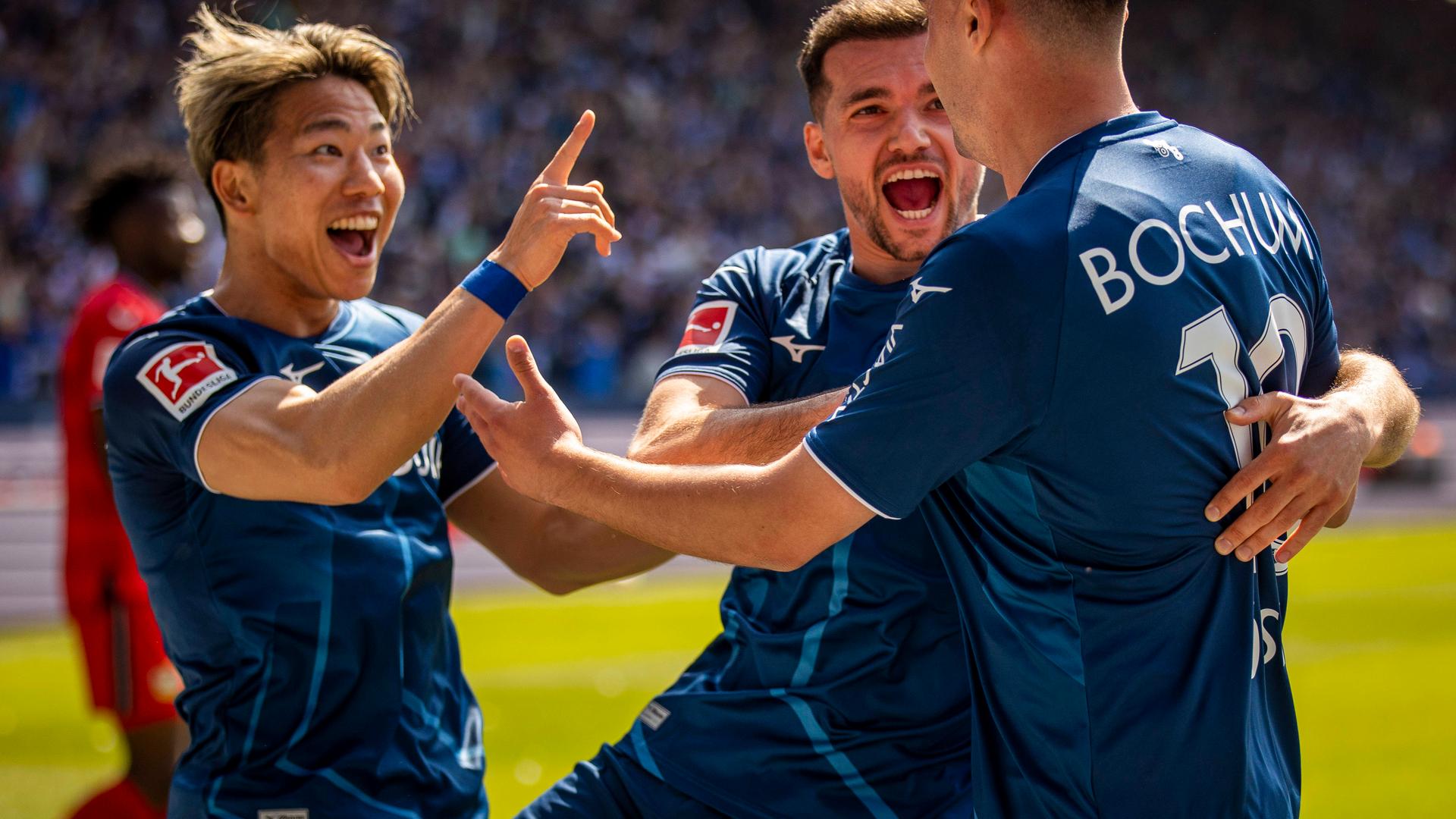 Fussball, 1. Bundesliga, 34. Spieltag, 27.05.2023, Vonovia Ruhrstadion, VfL Bochum gegen Bayer 04 Leverkusen, Philipp Förster jubelt mit Takuma Asano und Kevin Stöger nach seinem Tor zum 1:0