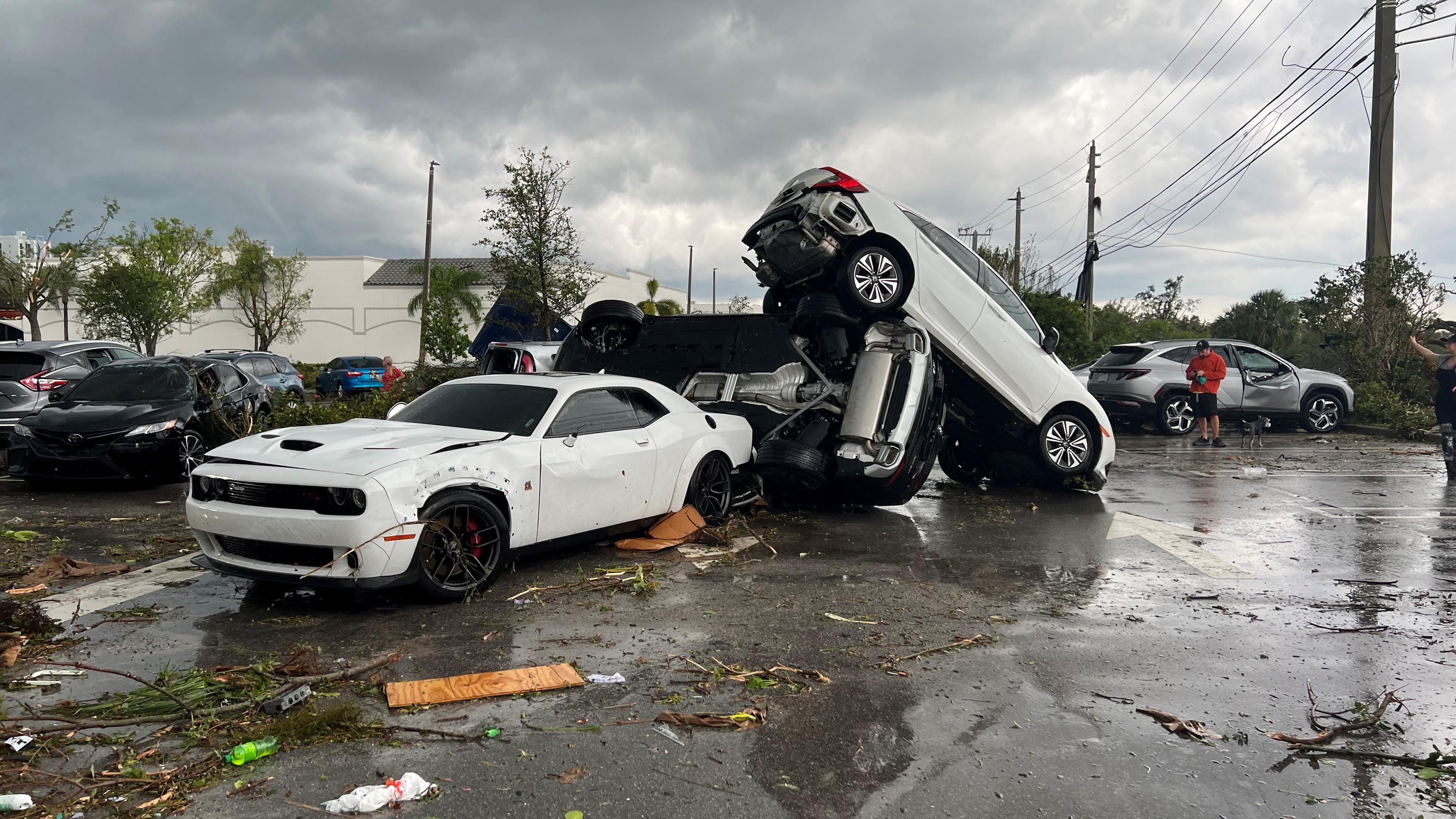 Zerstörte und versetzte Autos nach schwerem Tornado in Florida, USA