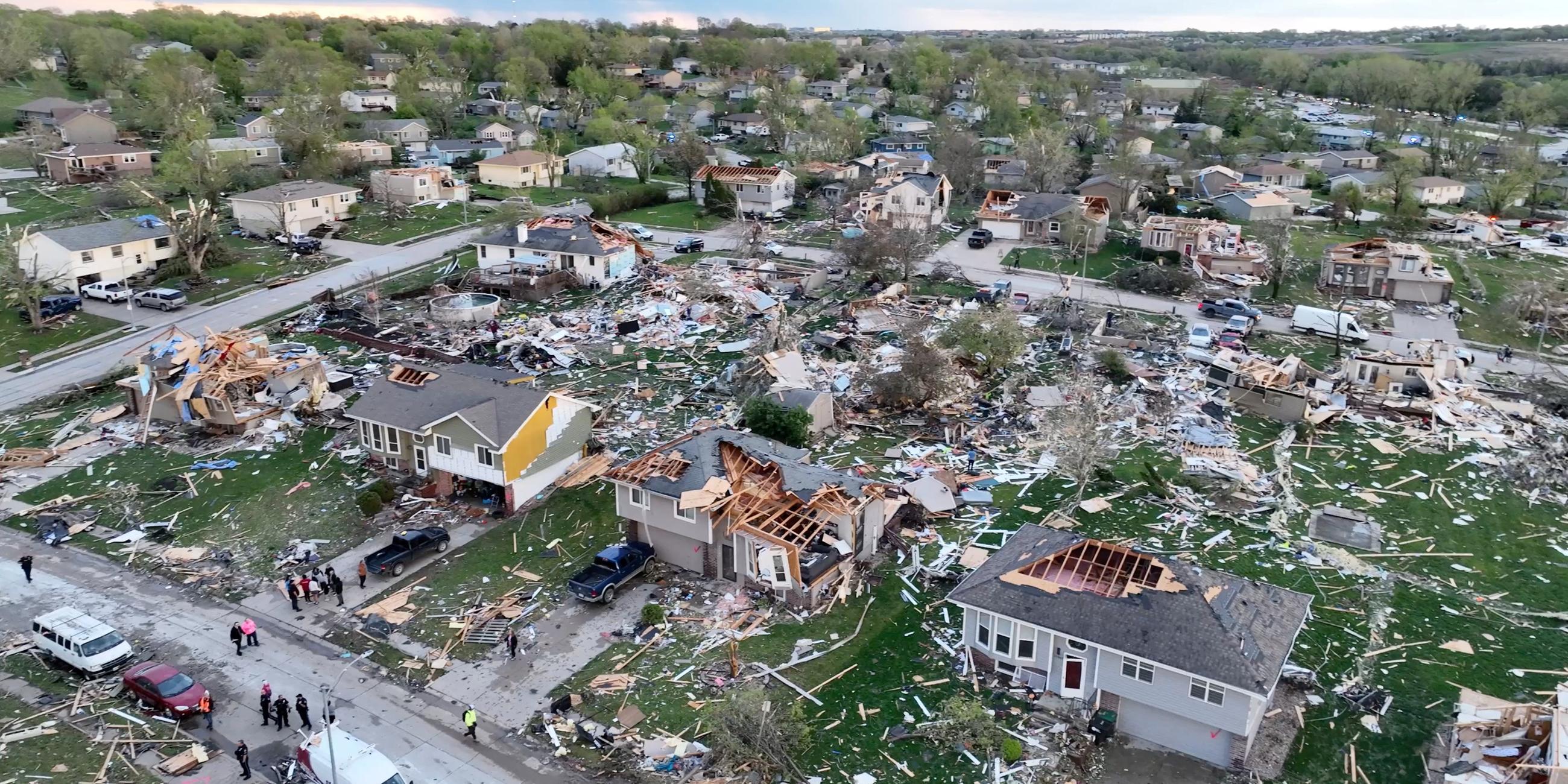 Aus der Vogelperspektive sieht man die Auswirkungen des Tornados in Omaha, Nebraska. Man sieht verschiedene Personen die zwischen den Trümmern der Häsuer arbeiten