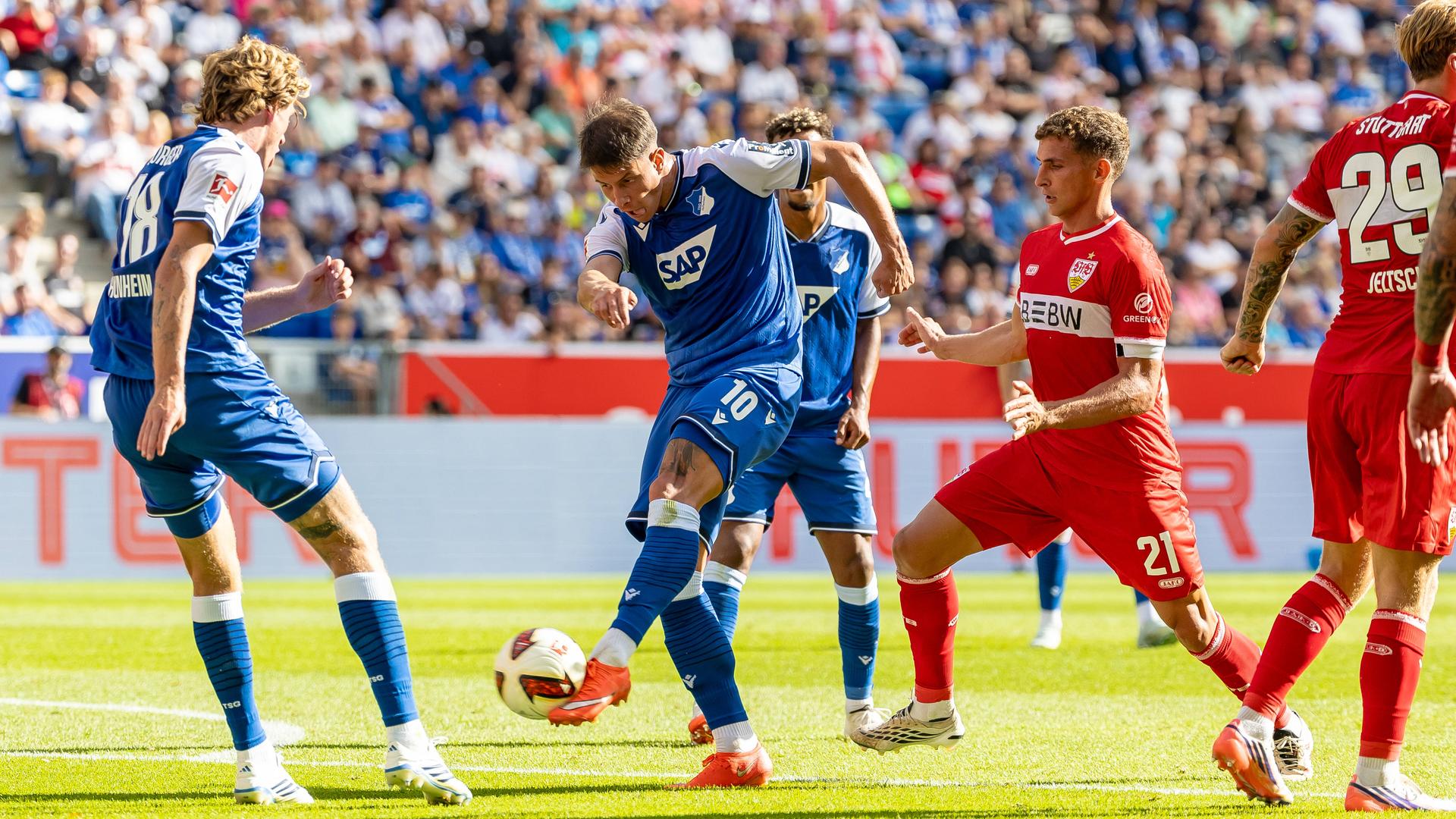 Der Hoffenheimer Mittelstürmer Adam Hlozek schießt den Ball auf das Stuttgarter Tor