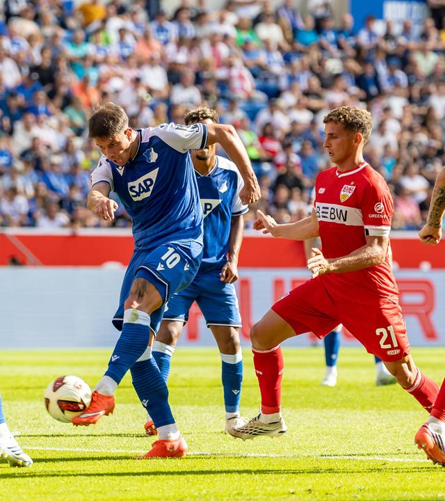 Der Hoffenheimer Mittelstürmer Adam Hlozek schießt den Ball auf das Stuttgarter Tor