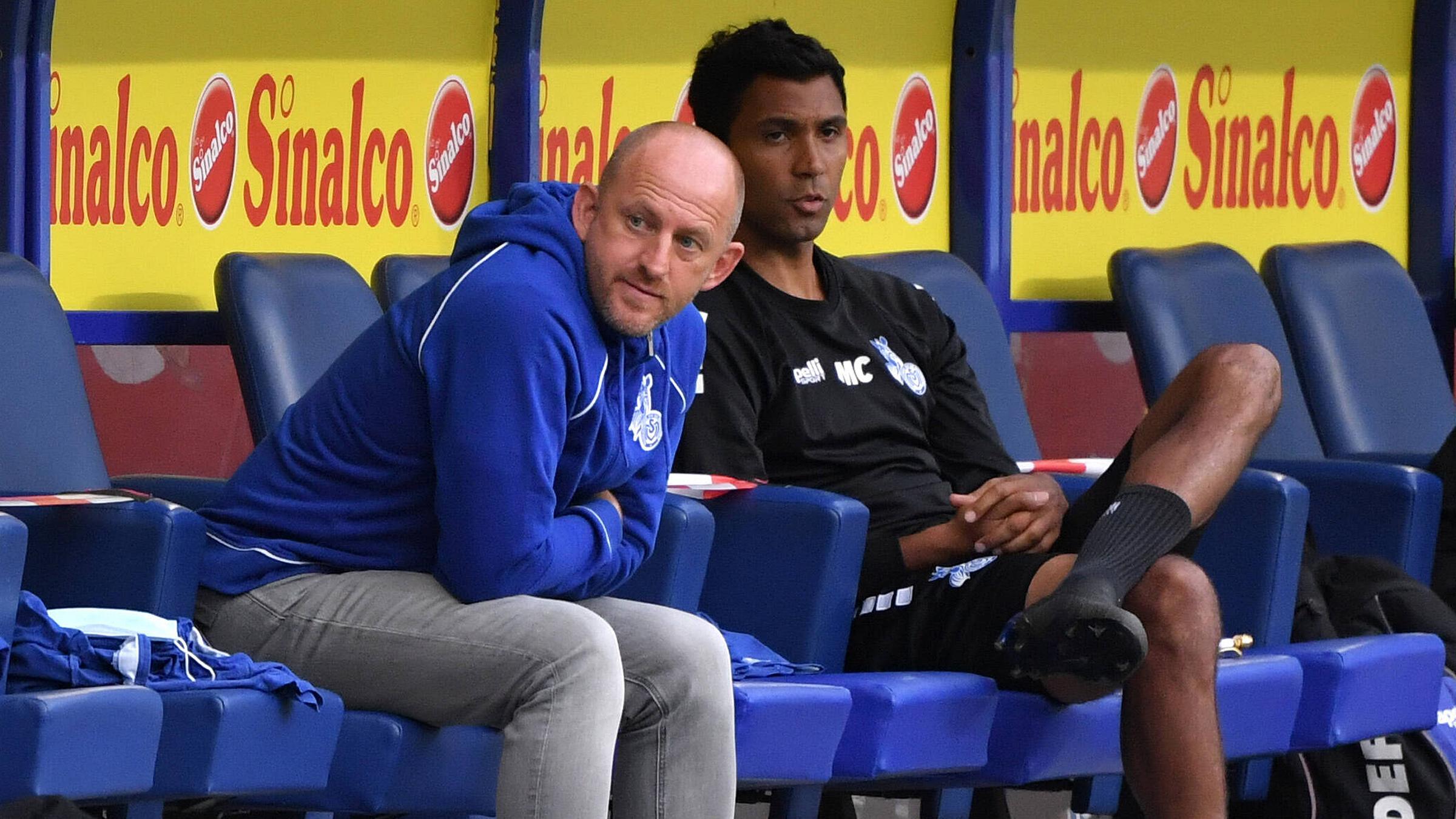 Trainer Torsten Lieberknecht (MSV Duisburg), li., und Co Trainer Marvin Compper (MSV Duisburg) beim Spiel gegen Feyenoord Rotterdam, am 22.08.2020.