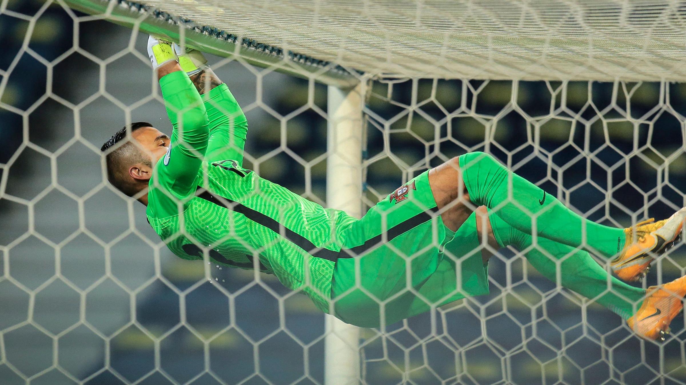 Archiv: 03.09.2020: Torwart Anthony Lopes von der portugiesischen Nationalmannschaft hängt sich an das Tor während des UEFA-Nationalliga-Spiels gegen Kroatien im Dragao Stadion in Porto. 