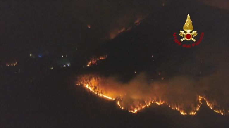 Auf diesem Bild aus einem Video der italienischen Feuerwehr ist Feuer und Rauch bei einem Waldbrand zu sehen. 