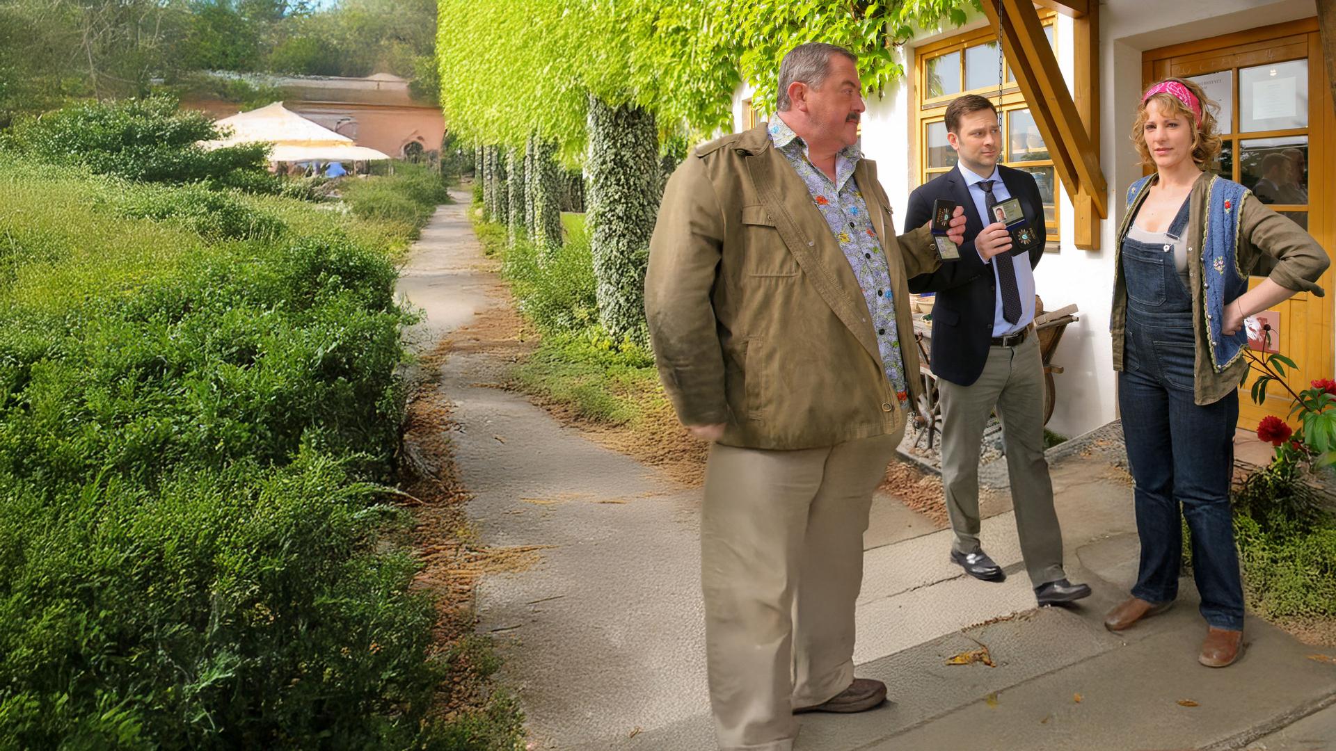 "Die Rosenheim-Cops - Tot im Netz": Die Cops König (Mark-Alexander Solf) und Hofer (Joseph Hannesschläger) befragen Marlies Wimmer (Julia Eder) vor ihrem Haus.
