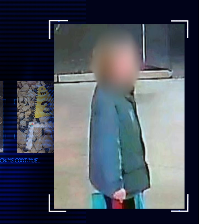 Bild einer Überwachungskamera zeigt eine Frau im Profil. Das Gesicht wurde im Bild technisch verfremdet. Sie trägt eine blaugrüne Jacke und eine schwarze Hose mit rotem Streifen entlang des Beines. Links daneben: Lichtschematische Darstellung eines Fingerabdrucks.