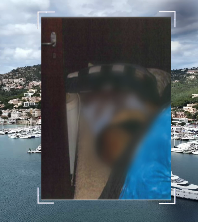 Bild aus der Polizeiakte zeigt Leichenauffindesituation in der Koje einer Jacht. Im Hintergrund die Küste Mallorcas. Links daneben: Lichtschematische Darstellung eines Fingerabdrucks.