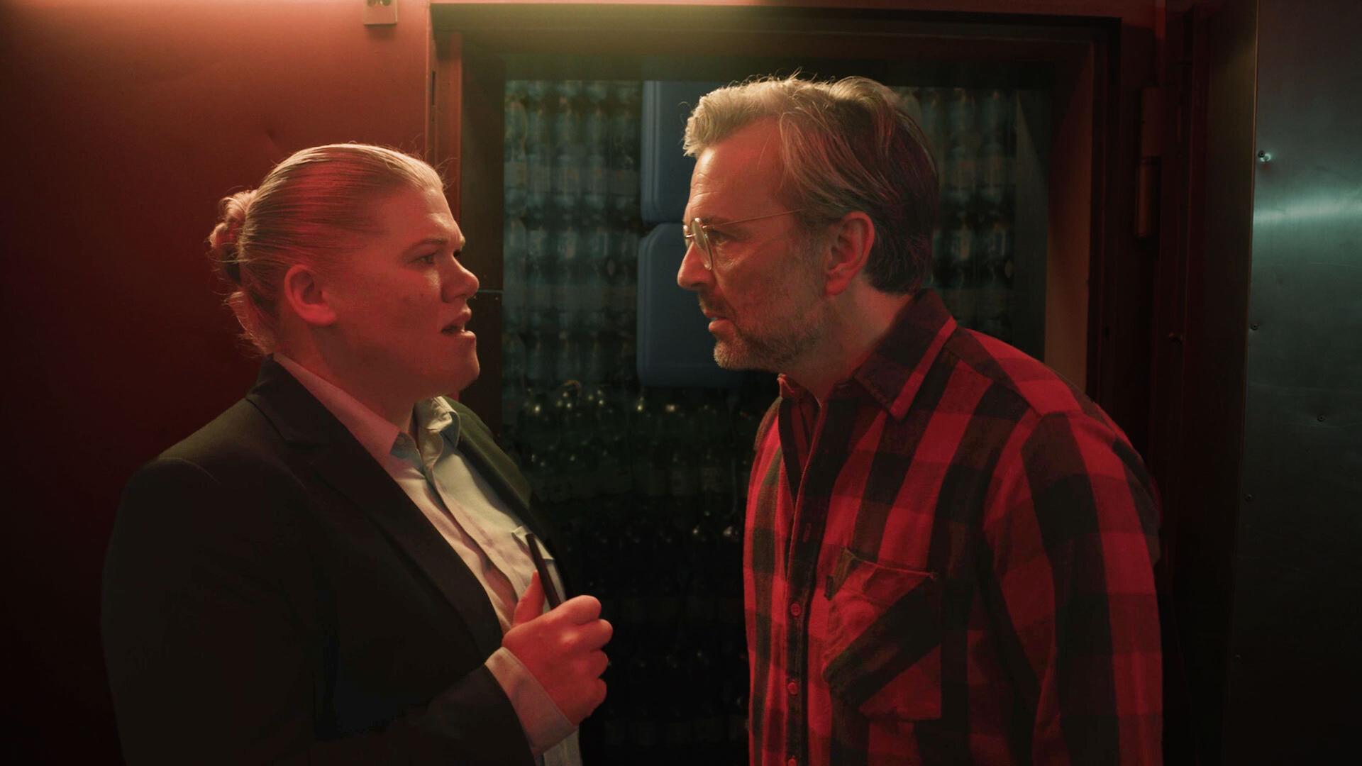 Gisa Flake und Alexander Wipprecht stehen in einem dunklen Bunker