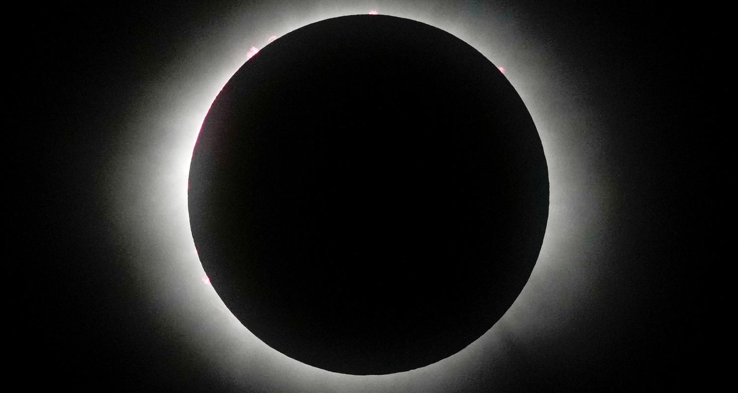 Der Mond verdeckt die Sonne während einer totalen Sonnenfinsternis in Mazatlan, Mexiko am 08.04.2024.