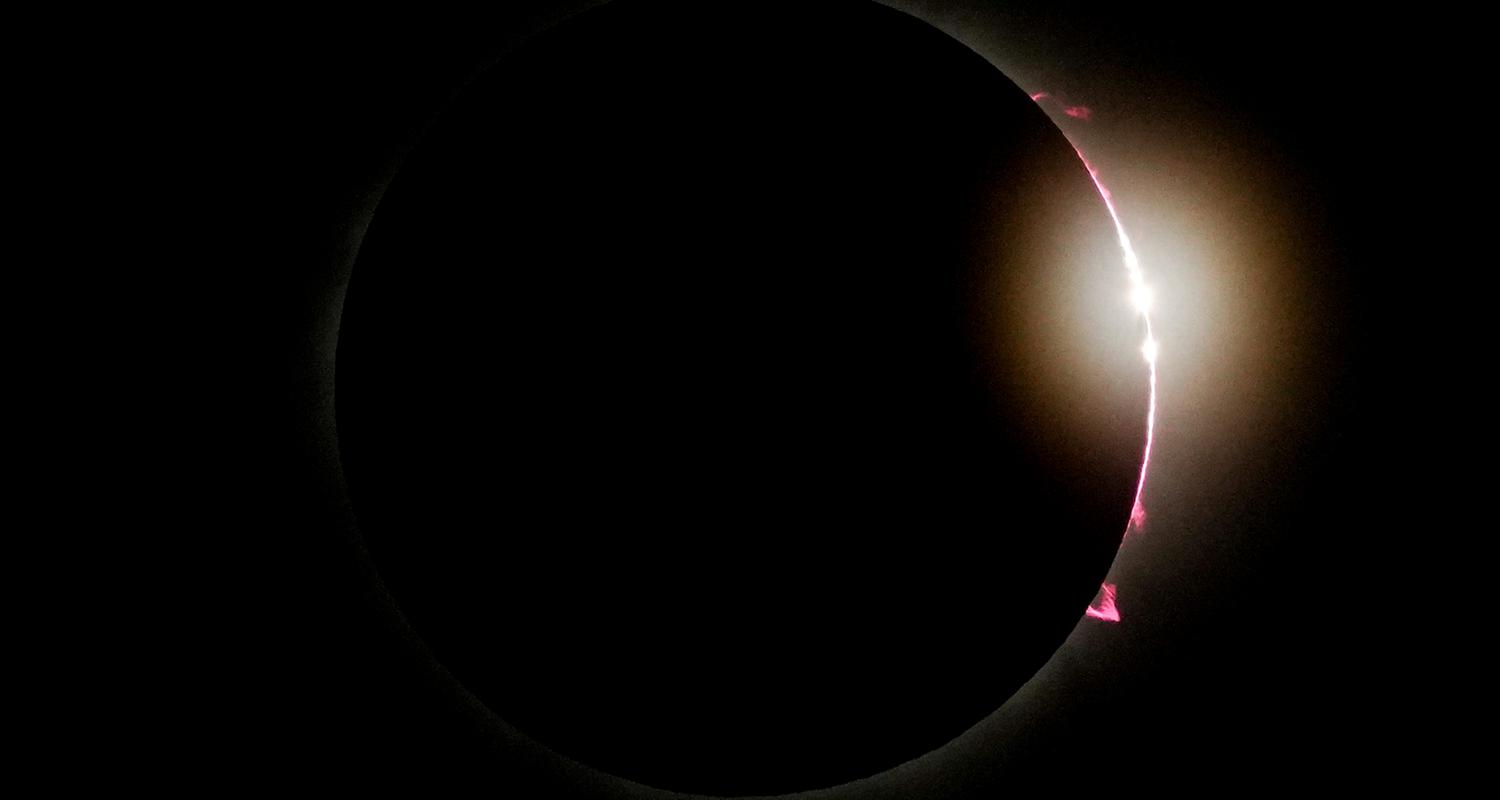 Mexiko, Mazatlan: Der Mond verdeckt fast vollständig die Sonne während der totalen Sonnenfinsternis.