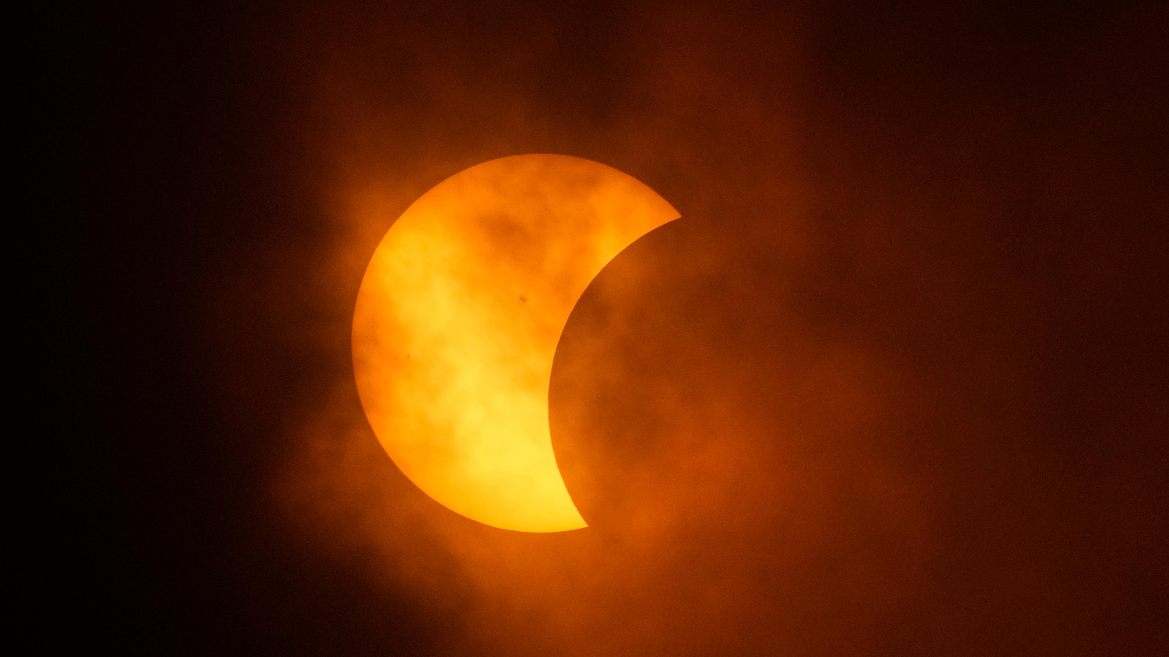 Der Mond verdeckt teilweise die Sonne während einer totalen Sonnenfinsternis, gesehen von Eagle Pass, Texas am 08.04.2024.
