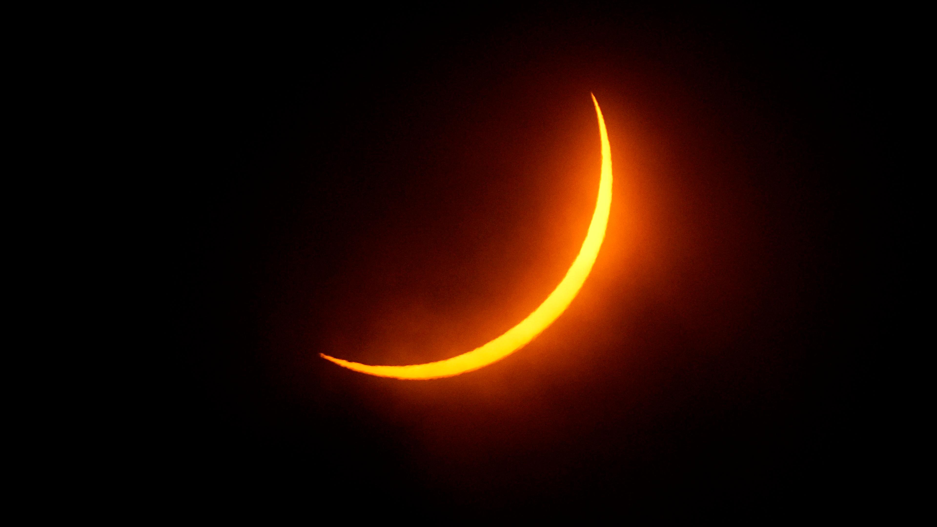 Der Mond bedeckt die Sonne während einer totalen Sonnenfinsternis teilweise, gesehen vom Eagle Pass, Texas.