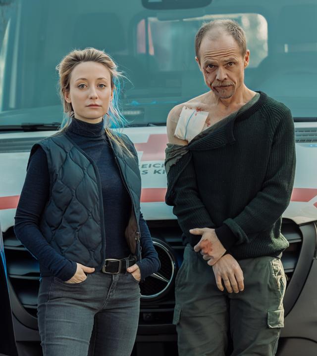 "Die Toten vom Bodensee - Die Messias": Micha Oberländer (Matthias Koeberlin), Luisa Hoffmann (Alina Fritsch) und Thomas Komlatschek (Hary Prinz) stehen zusammen vor einem Notarztwagen. Micha Oberländer (Matthias Koeberlin) ist verletzt.
