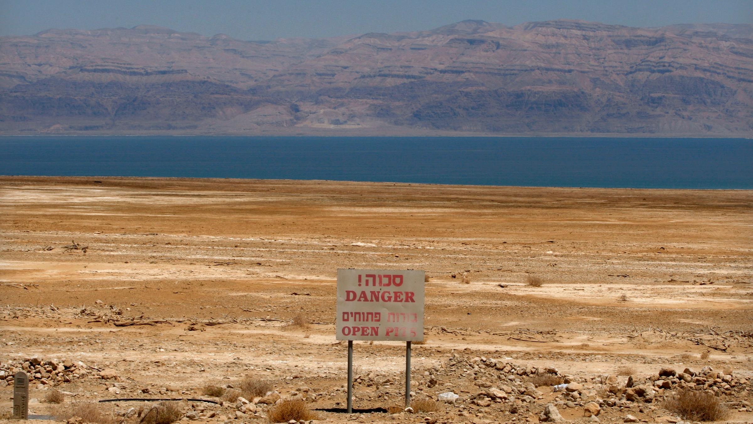 Totes Meer trocknet aus, ein Schild warnt vor Sinklöchern