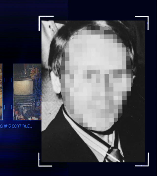 Portraitfoto eines Mannes (schwarzweiß). Das Gesicht wurde technisch verfremdet. Er trägt ein dunkles Jacket ein Hemd mit Streifen und eine Krawatte. Links daneben: Lichtschematische Darstellung eines Fingerabdrucks.