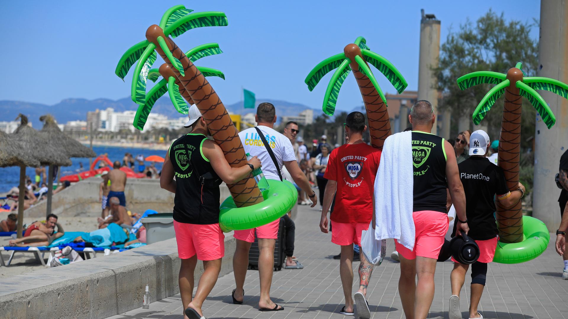 Tourismus auf Mallorca - Menschen laufen zu einem Strand