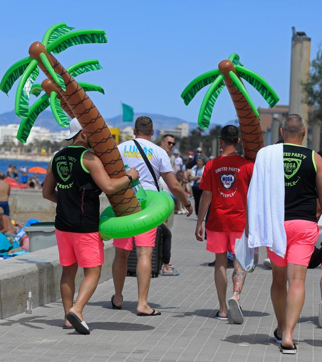 Tourismus auf Mallorca - Menschen laufen zu einem Strand