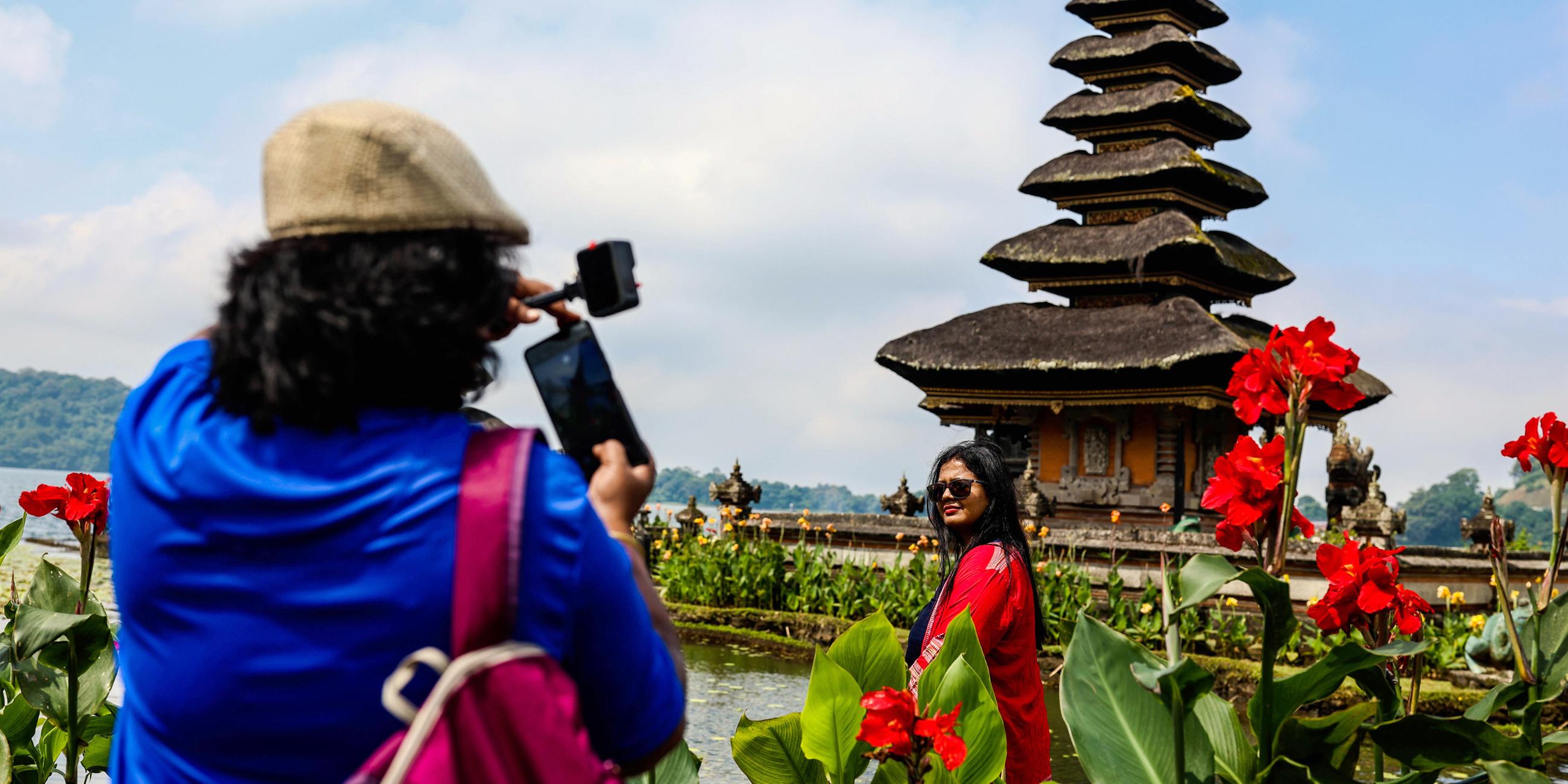 Touristen machen Fotos rund um den Beratan-See in Kintamani, Bali