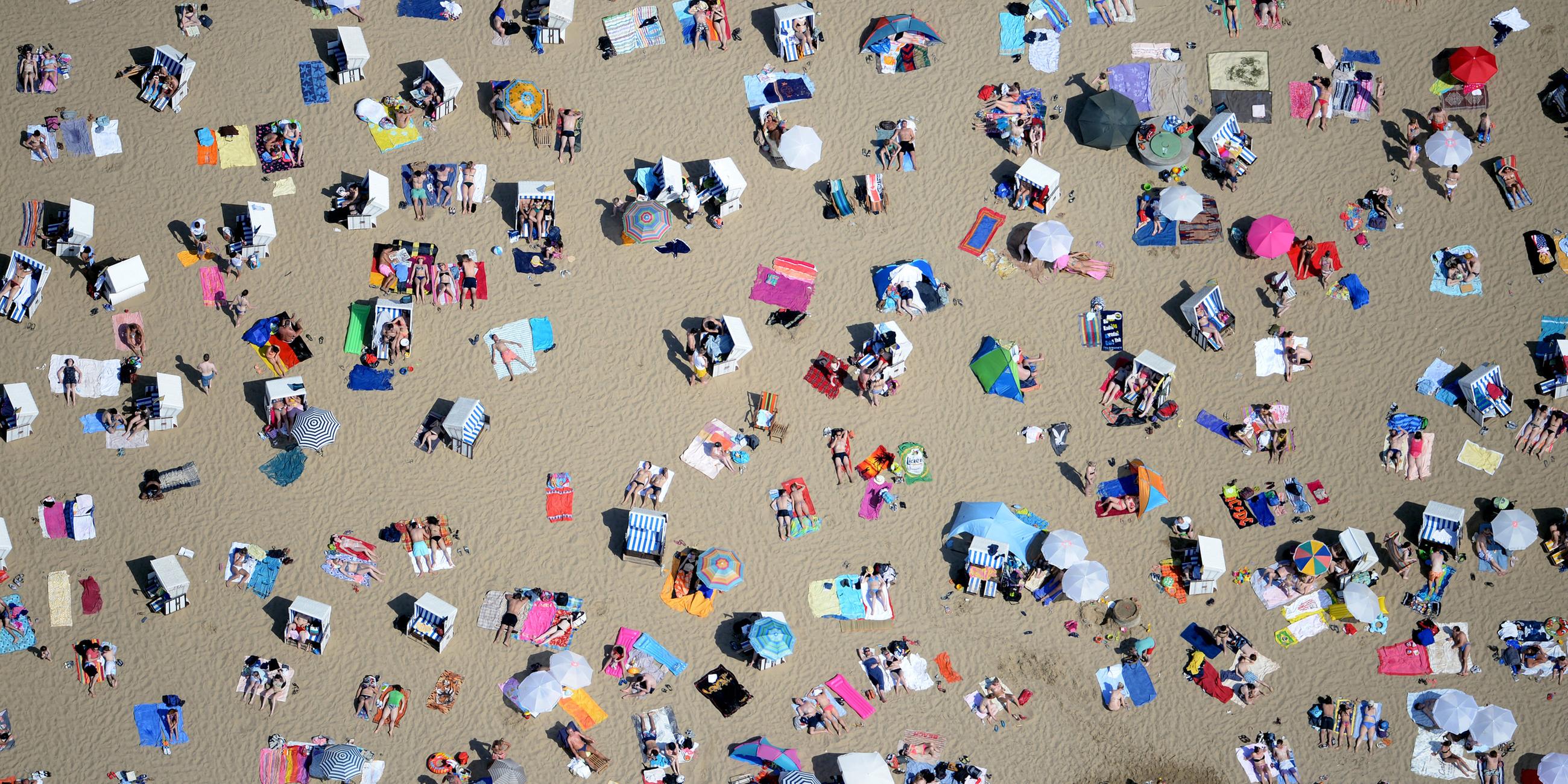 Zahlreiche Touristen liegen am Strand.