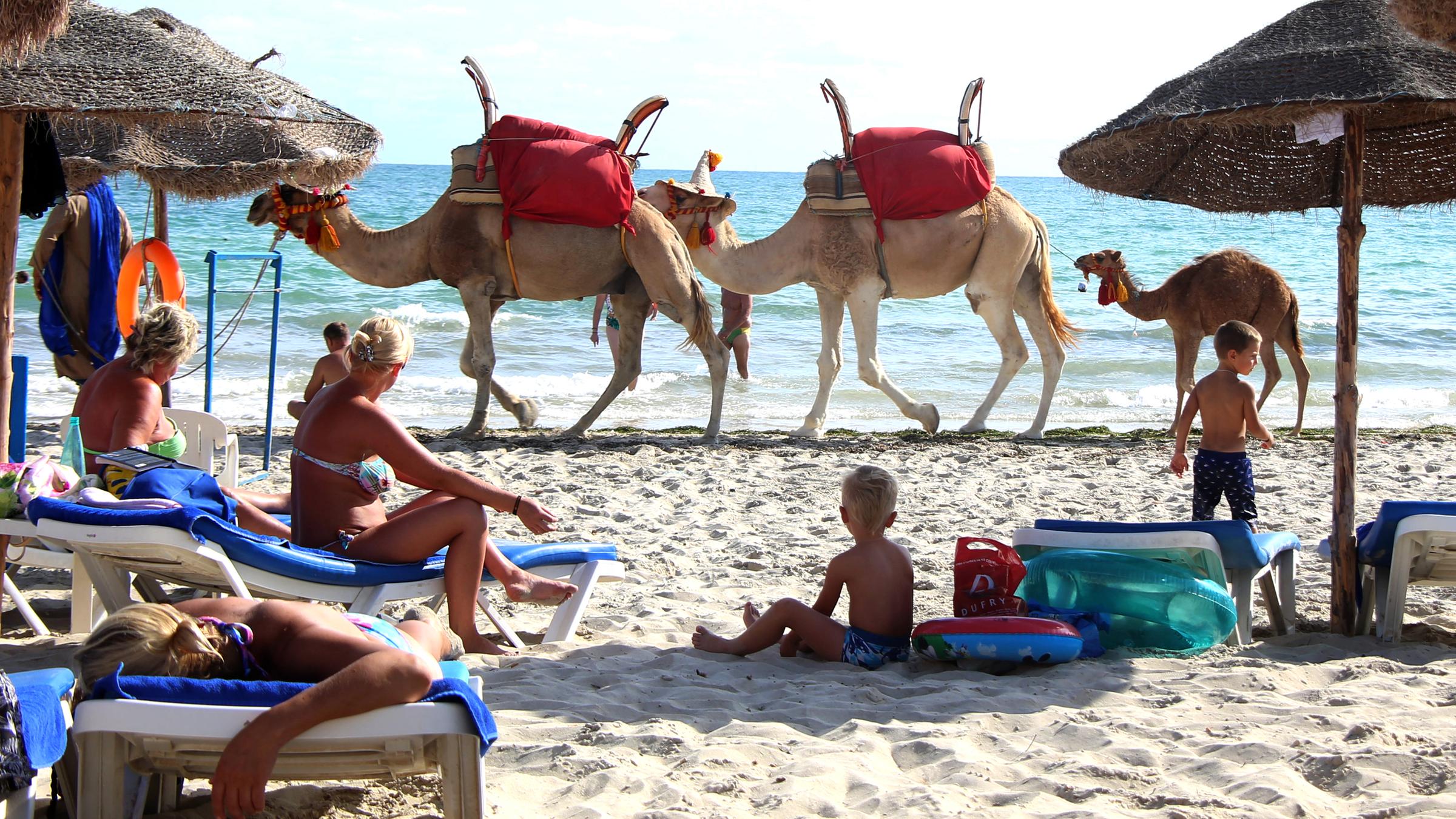 Touristen am Strand von Djerba, Tunesien