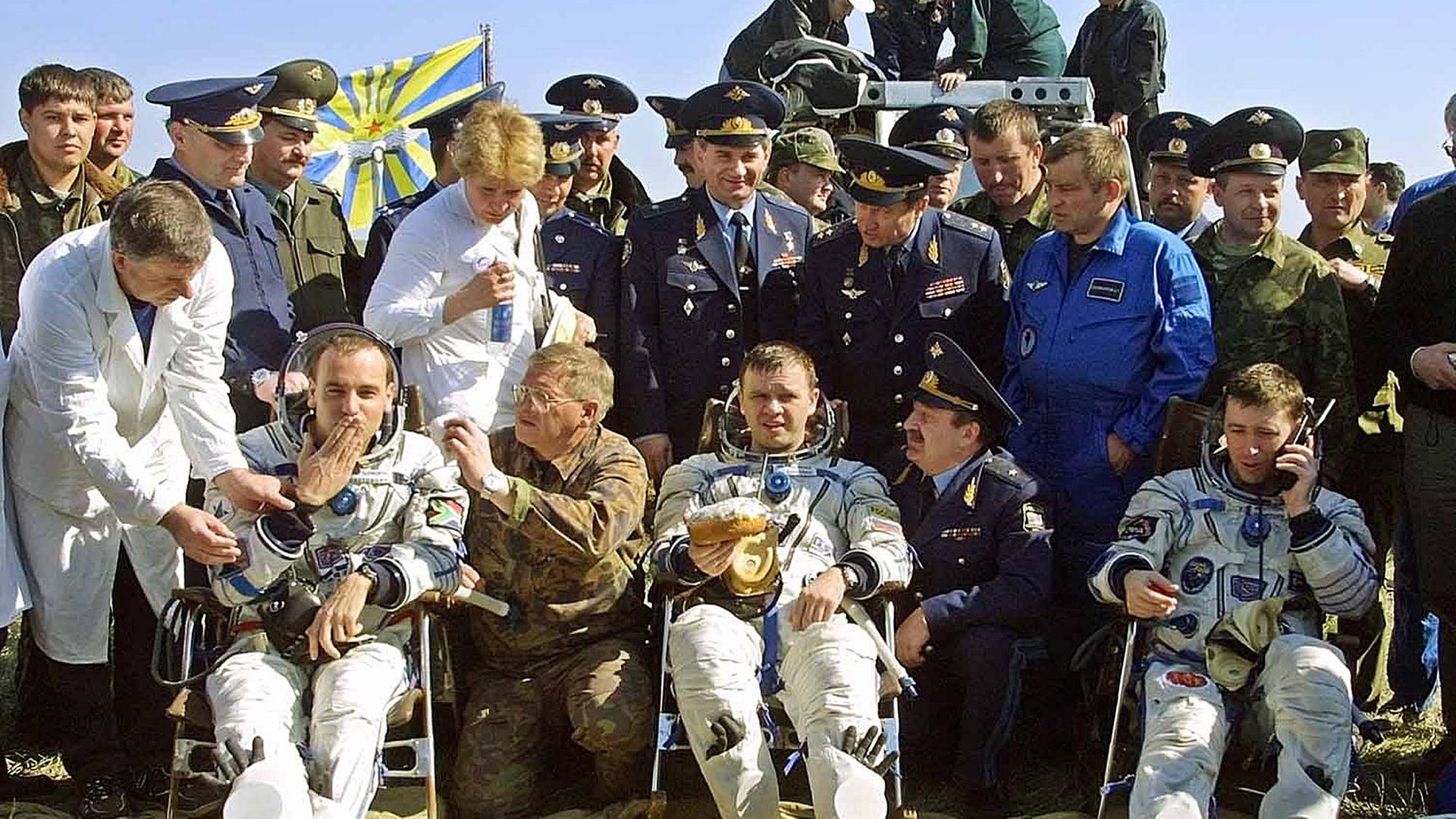 Archiv: Mark Shuttleworth (l) und die Besatzung eines russischen Raumschiffes nach der Landung. Aufgenommen am 02.05.2002