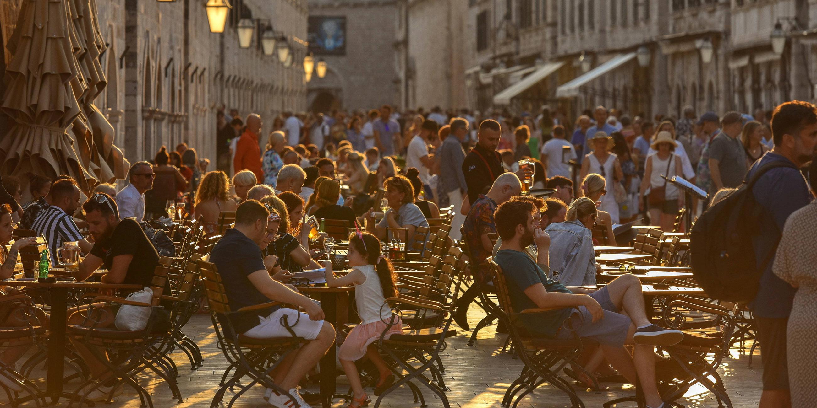 Die Einwohner von Dubrovnik und ihre Gäste nutzten die angenehmere Lufttemperatur am Abend für einen Spaziergang entlang des Stradun.