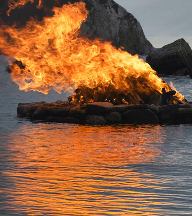 "Tracing Light - Die Magie des Lichts": Große Feuerstelle vor Meereslandschaft.