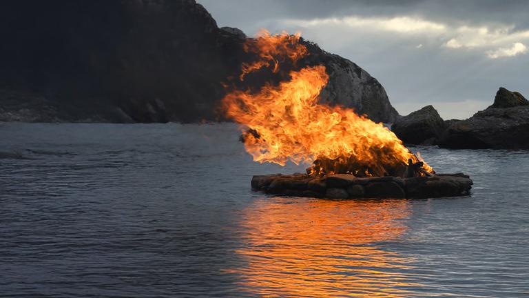 "Tracing Light - Die Magie des Lichts": Große Feuerstelle vor Meereslandschaft.