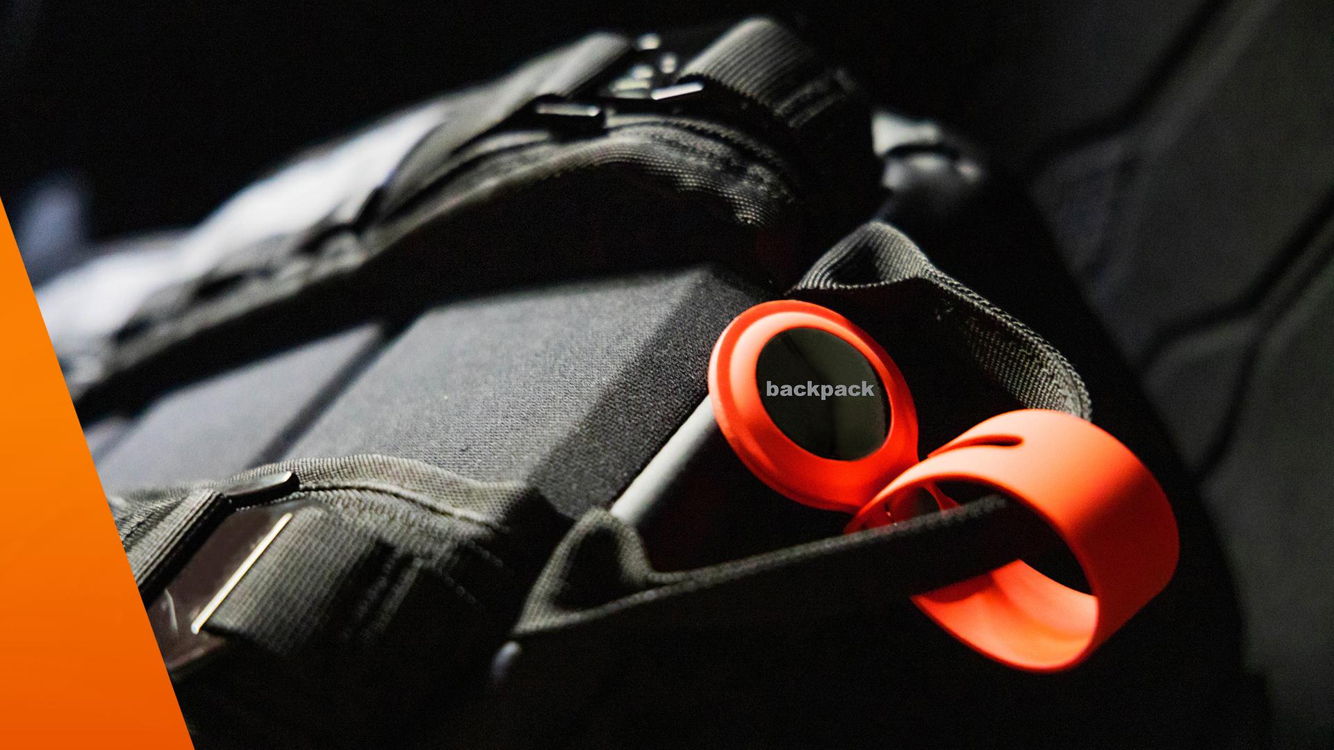 Schwarze Tasche mit einem roten Tracker versehen