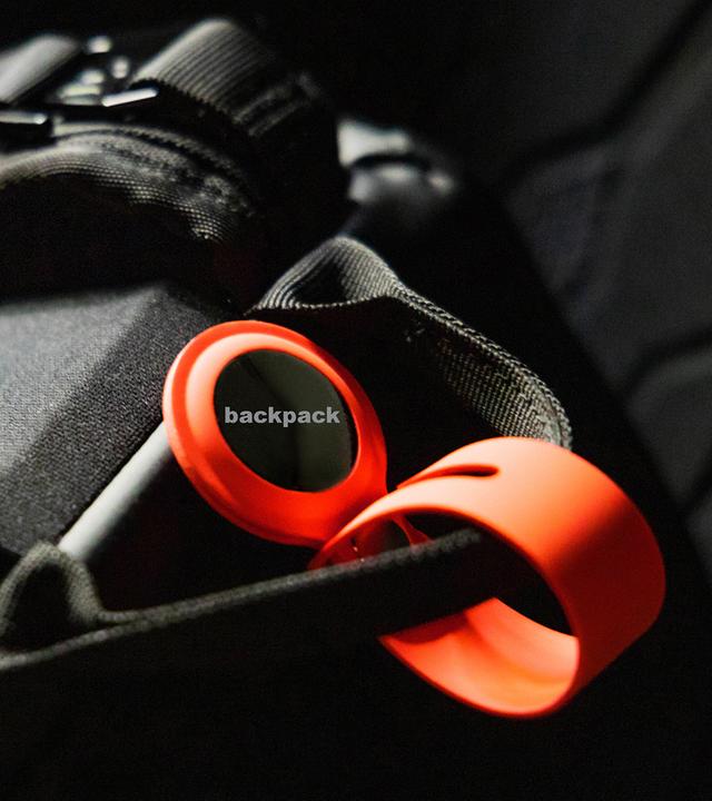 Schwarze Tasche mit einem roten Tracker versehen