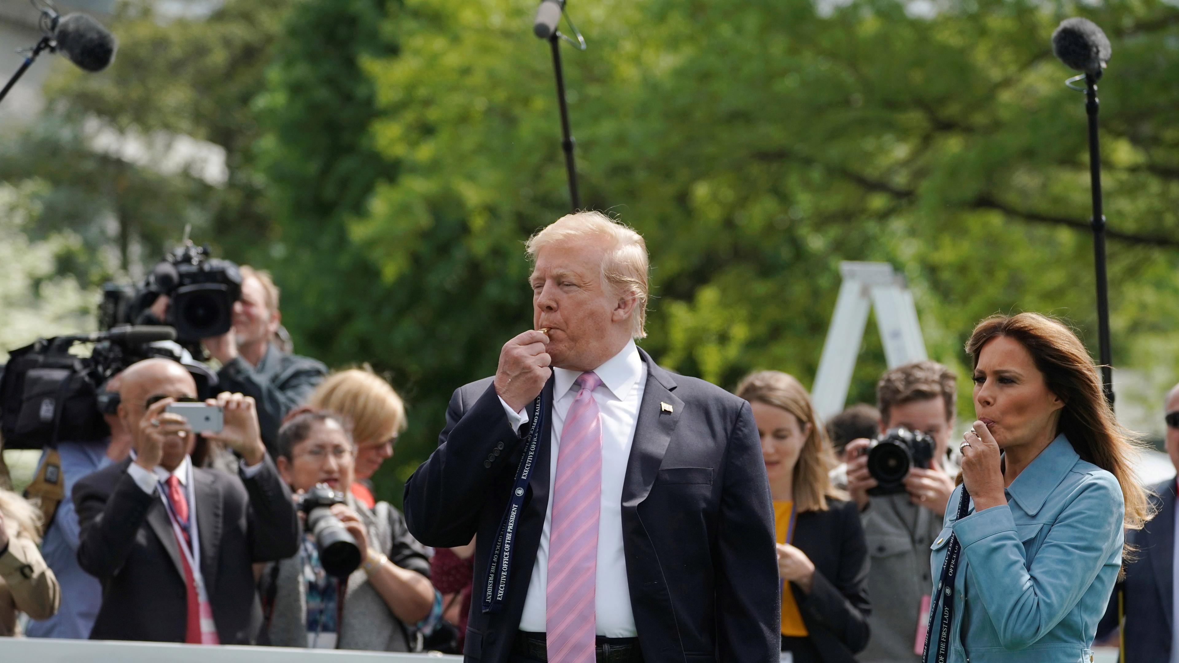 US-Präsident Trump und seine Frau Melania eröffnen das Ostereierrollen mit Pfeifen in Washington am 22.04.2019
