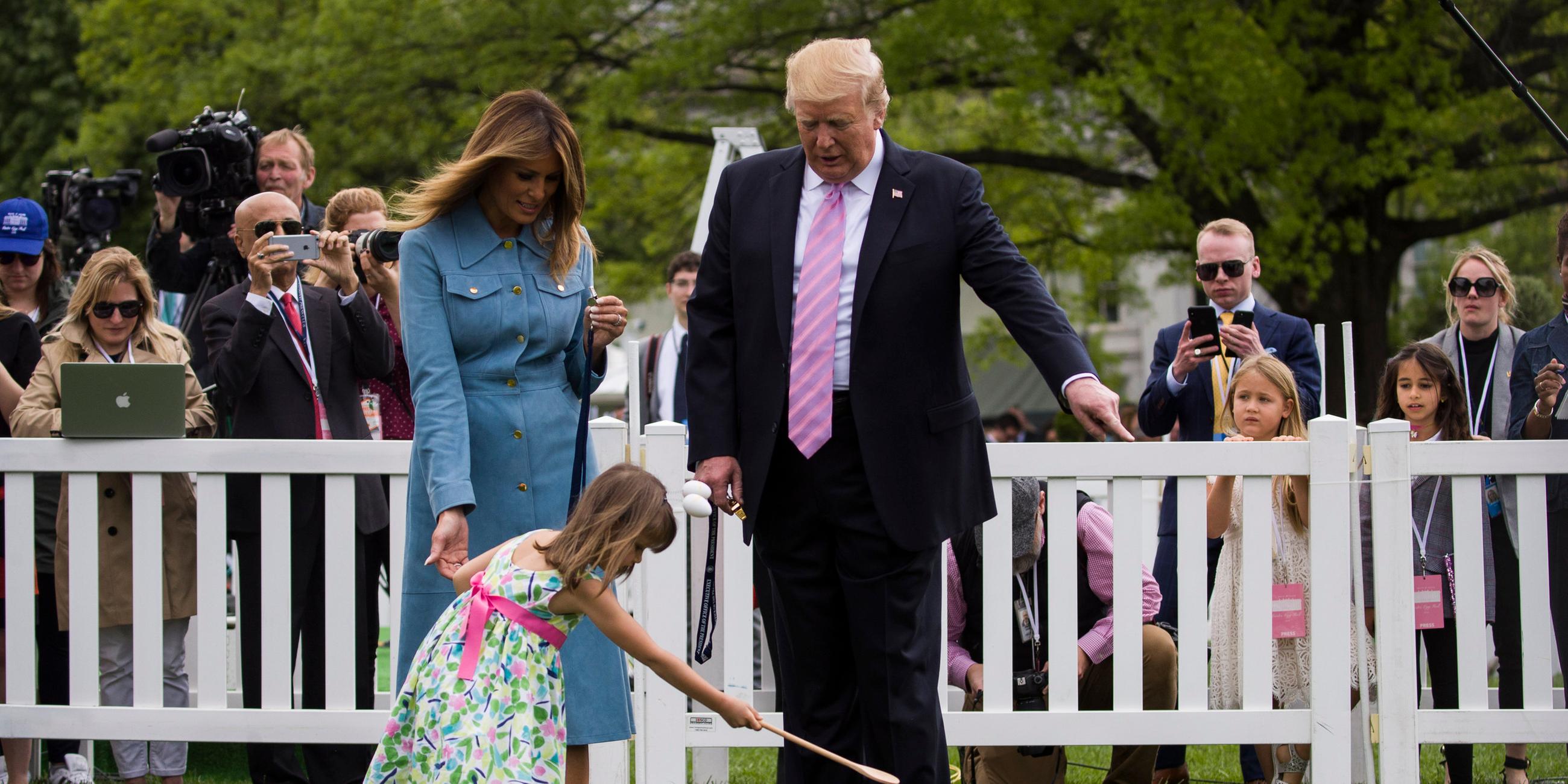 US-Präsident Trump und seine Frau Melania schauen einem Kind dabei zu, wie es am Ostereierrollen teilnimmt in Washington am 22.04.2019