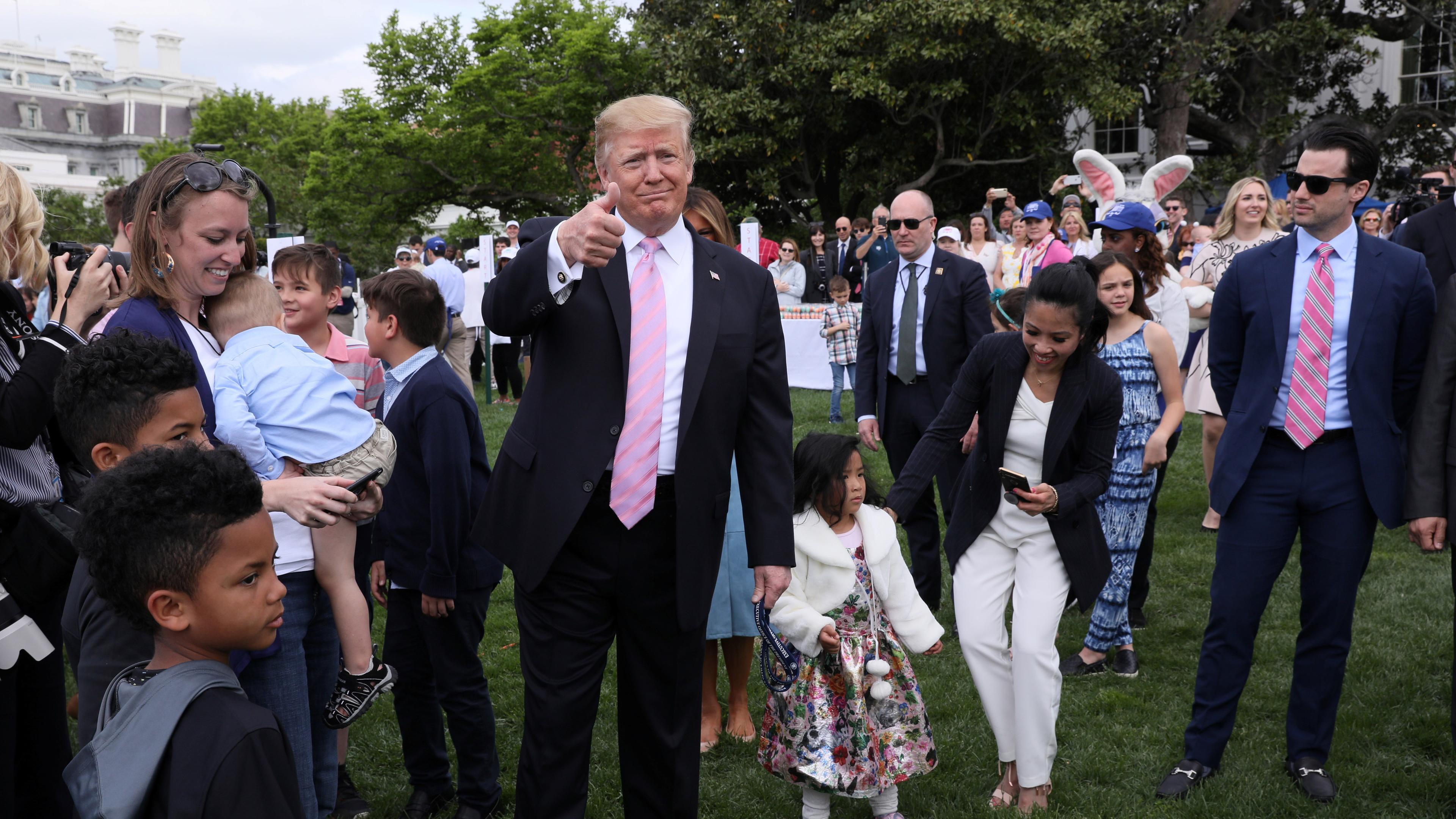 Trump zeigt ein "Daumen hoch" in die Menge in Washington am 22.04.2019