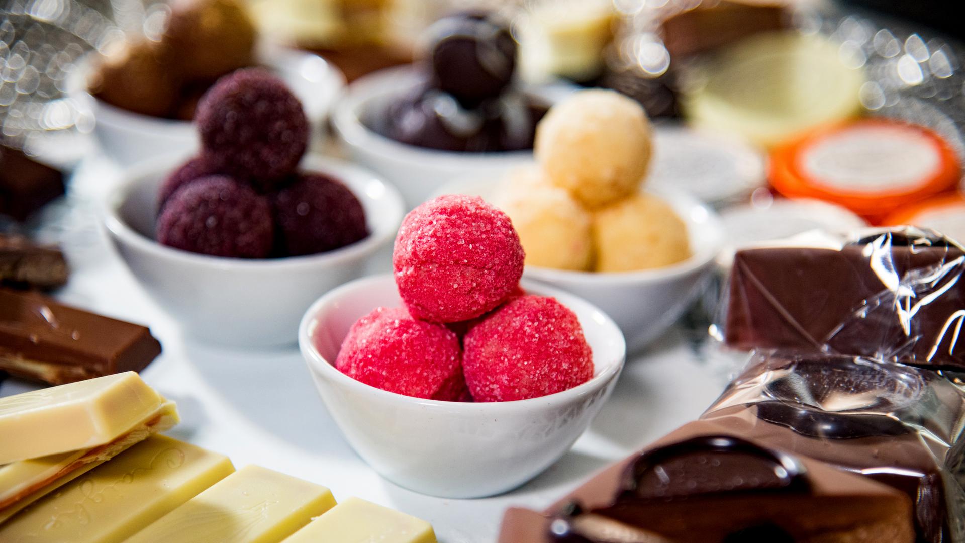 Kleine Schalen mit verschiedenen Trüffeln