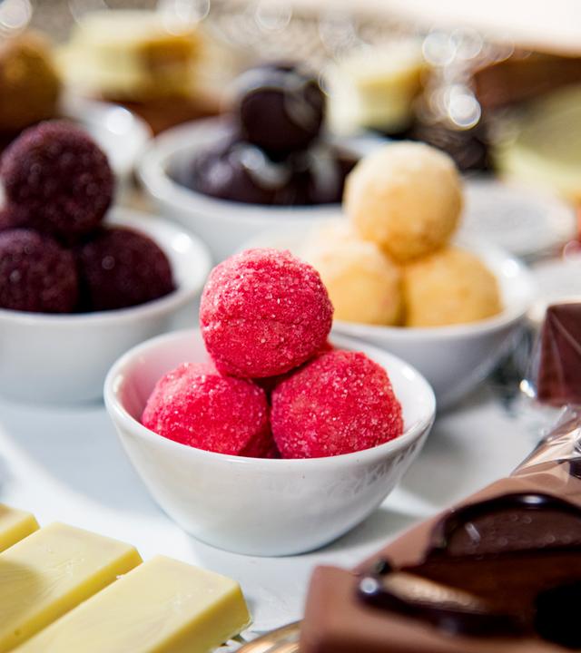 Kleine Schalen mit verschiedenen Trüffeln