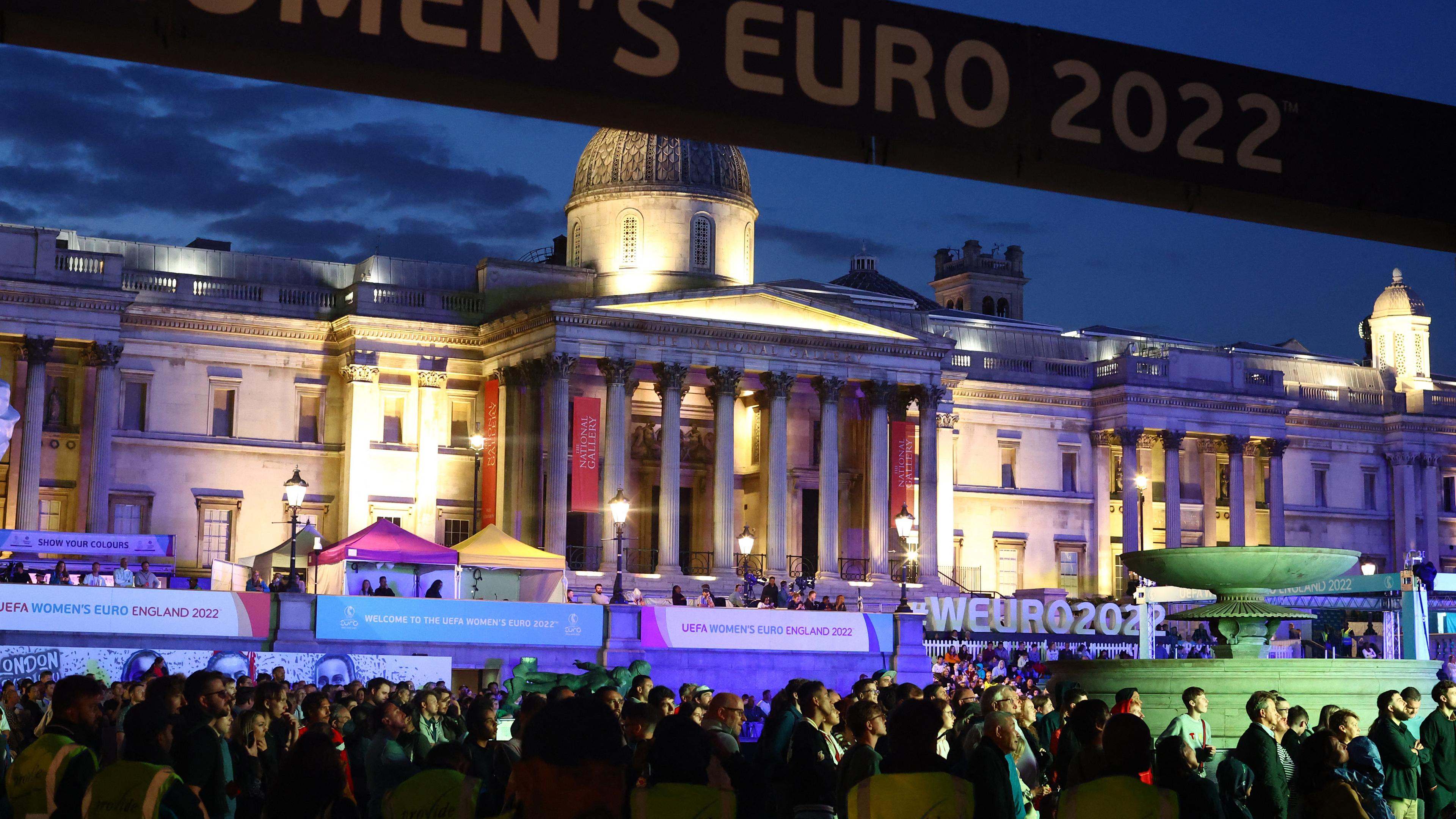 Fußball, Frauen-EM 2022: Fans vor dem Spiel England - Sweden auf dem Trafalgar Square in London