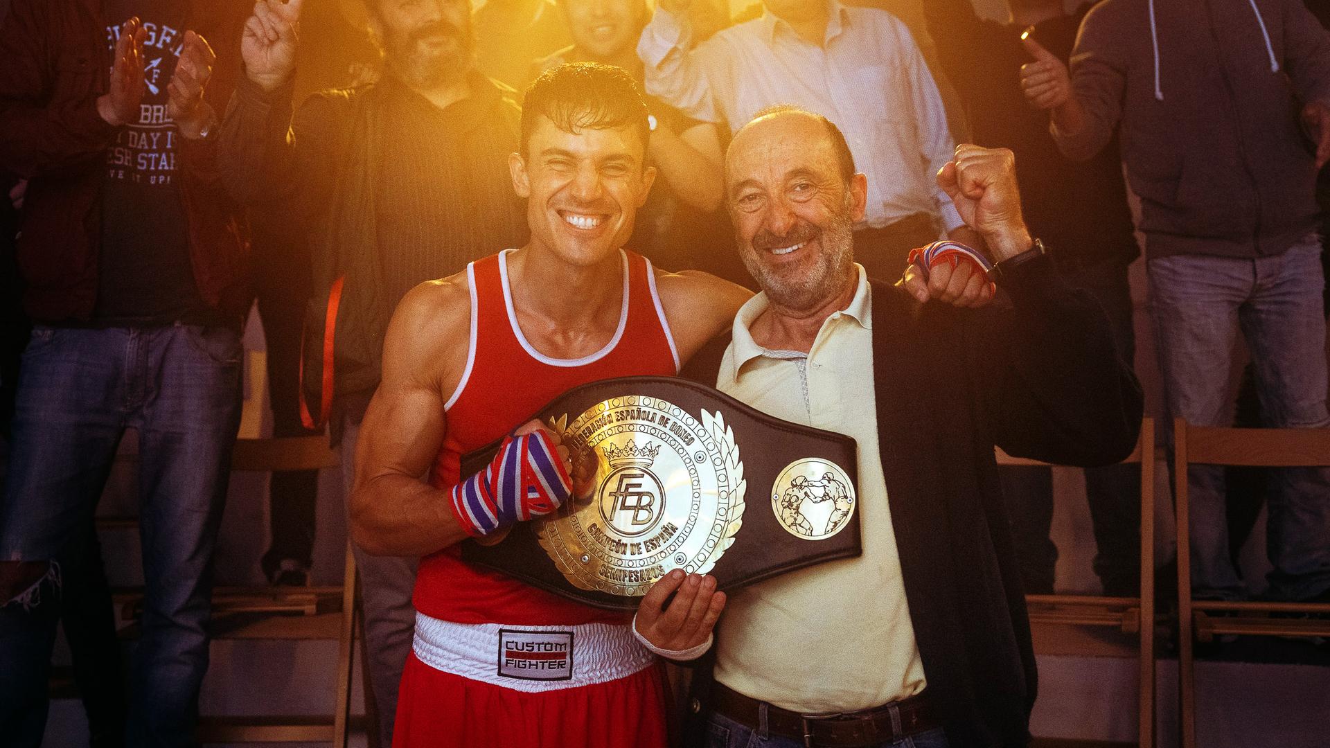 Nando (Álex González) feiert seinen gewonnen Kampf mit seinem Großvater (Manuel Manquiña) und dem gewonnen Gürtel.